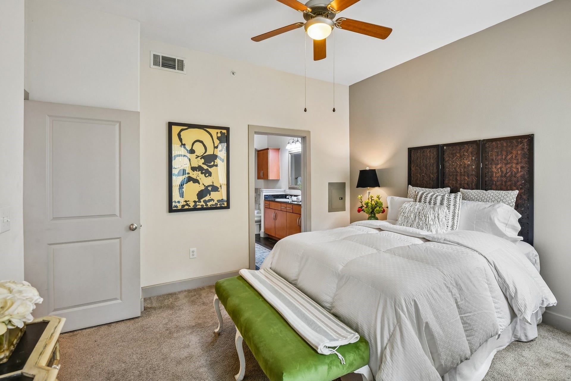 1901 Post Oak Boulevard, #2607, Houston, TX 77056 Bath ensuite for this bedroom