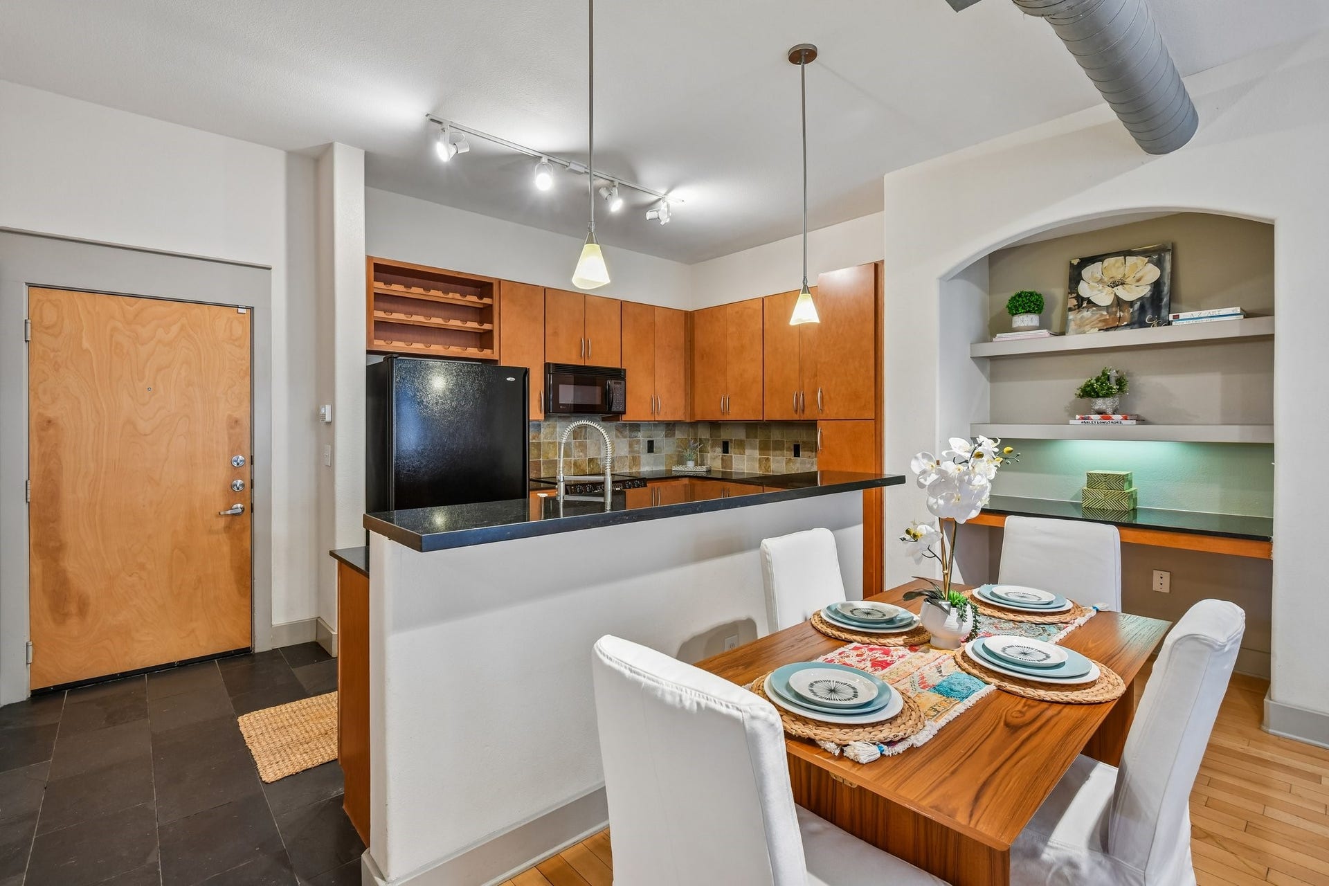 1901 Post Oak Boulevard, #2607, Houston, TX 77056 Built in desk/ or coffee station right off the kitchen/dining room