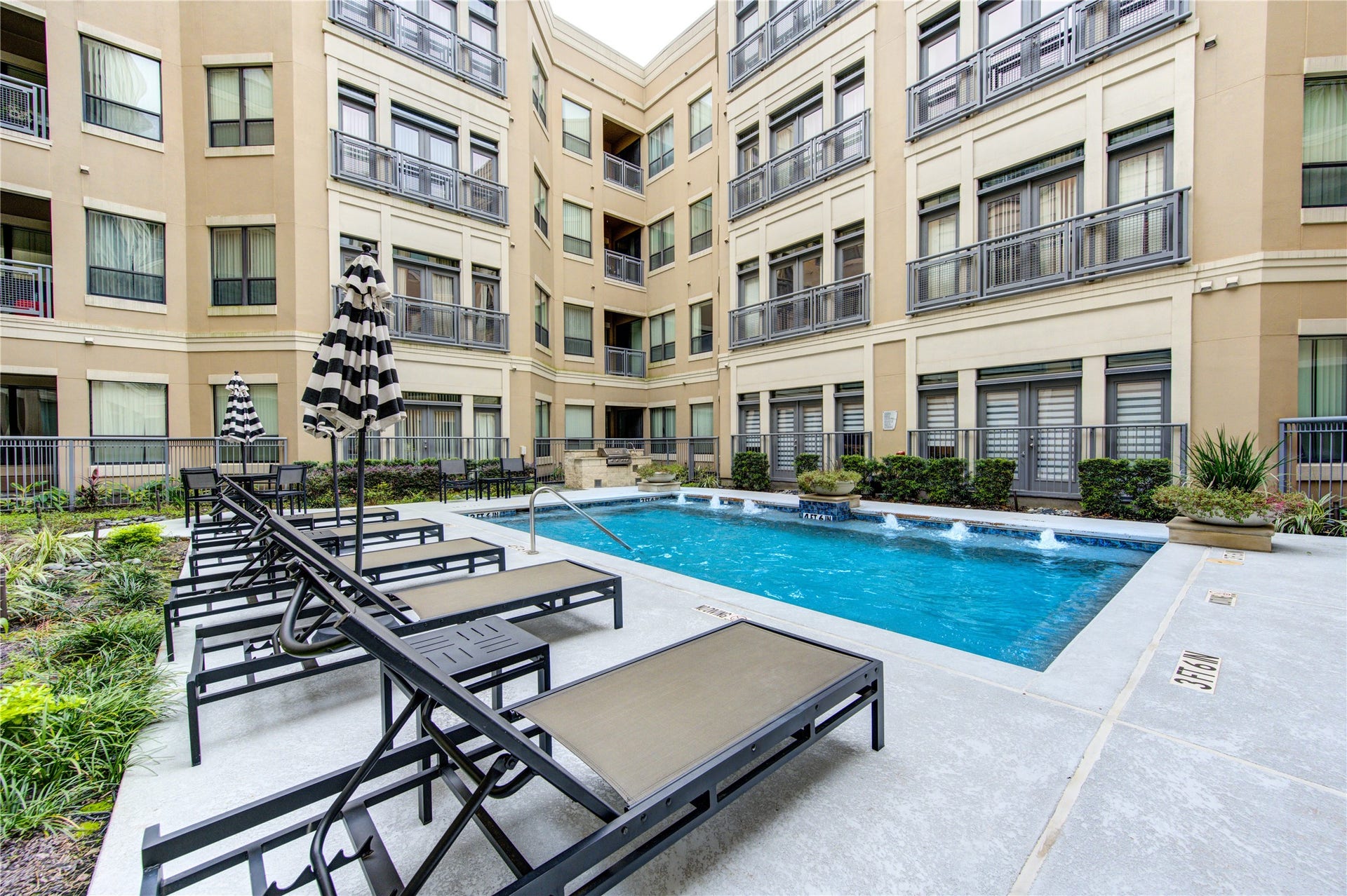 1901 Post Oak Boulevard, #2607, Houston, TX 77056 Community loungers and umbrellas, as well as outdoor grills.
