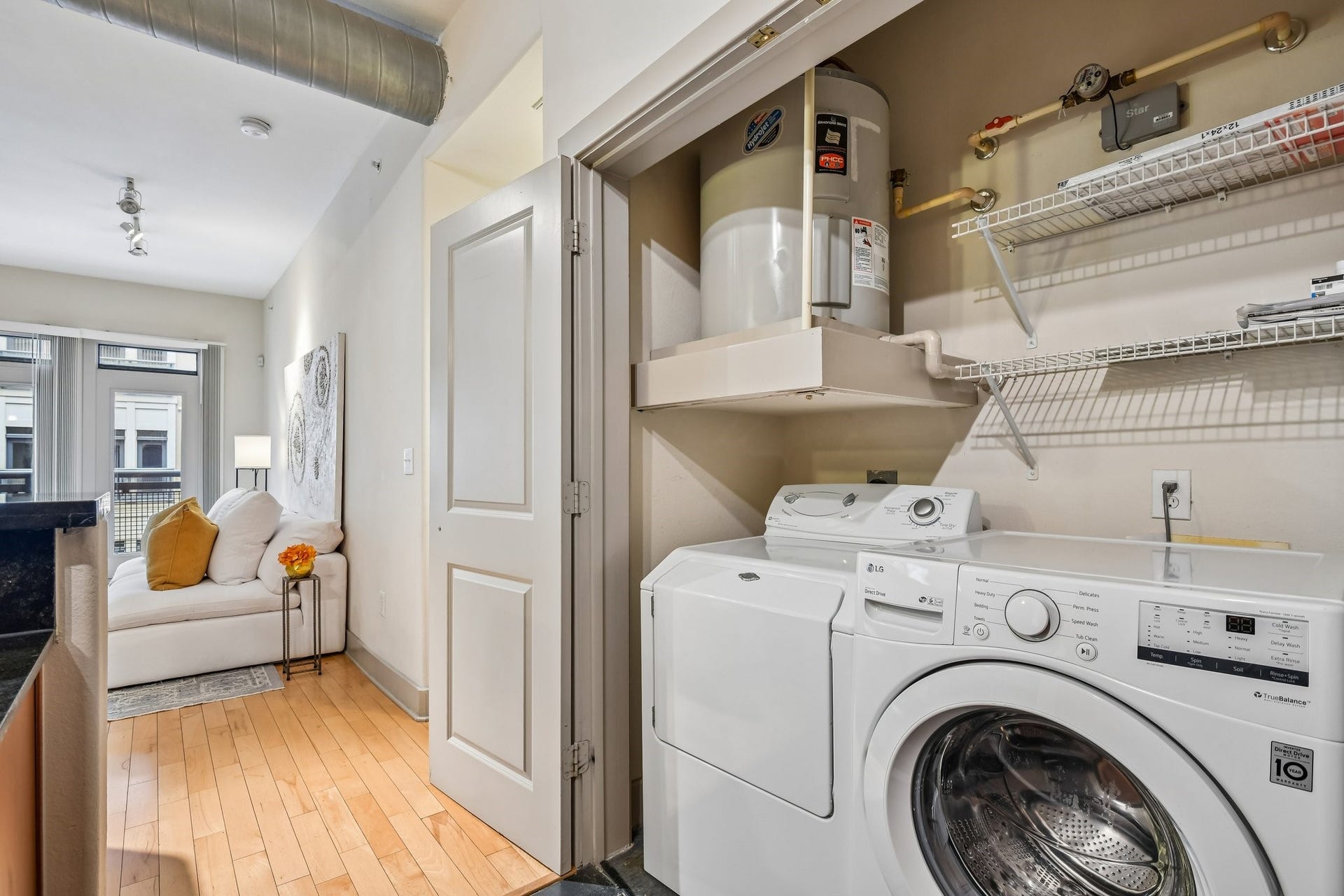 1901 Post Oak Boulevard, #2607, Houston, TX 77056 Full size washer and dryer included
