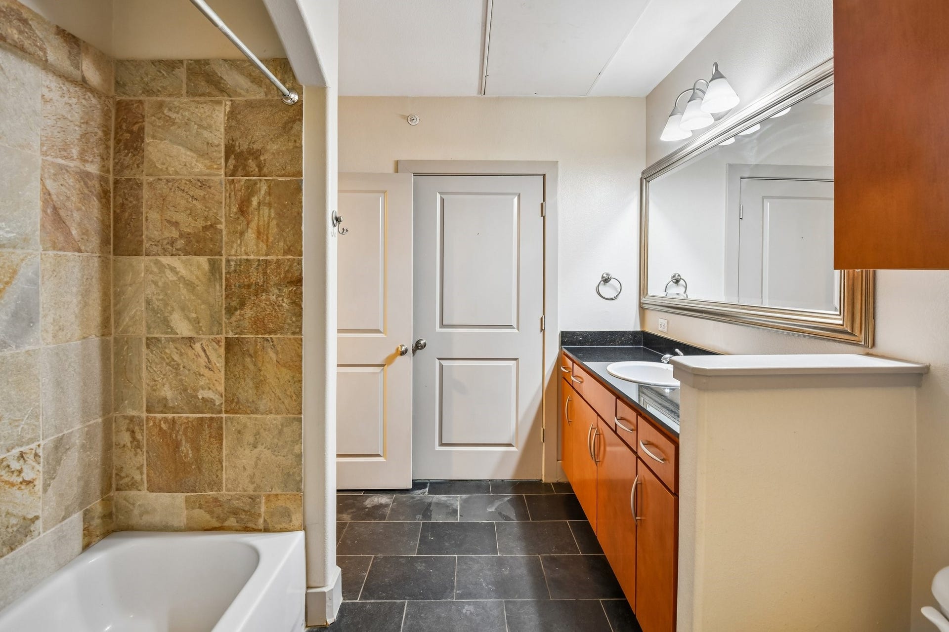 1901 Post Oak Boulevard, #2607, Houston, TX 77056 Shower/tub combo for the secondary or guest bath.