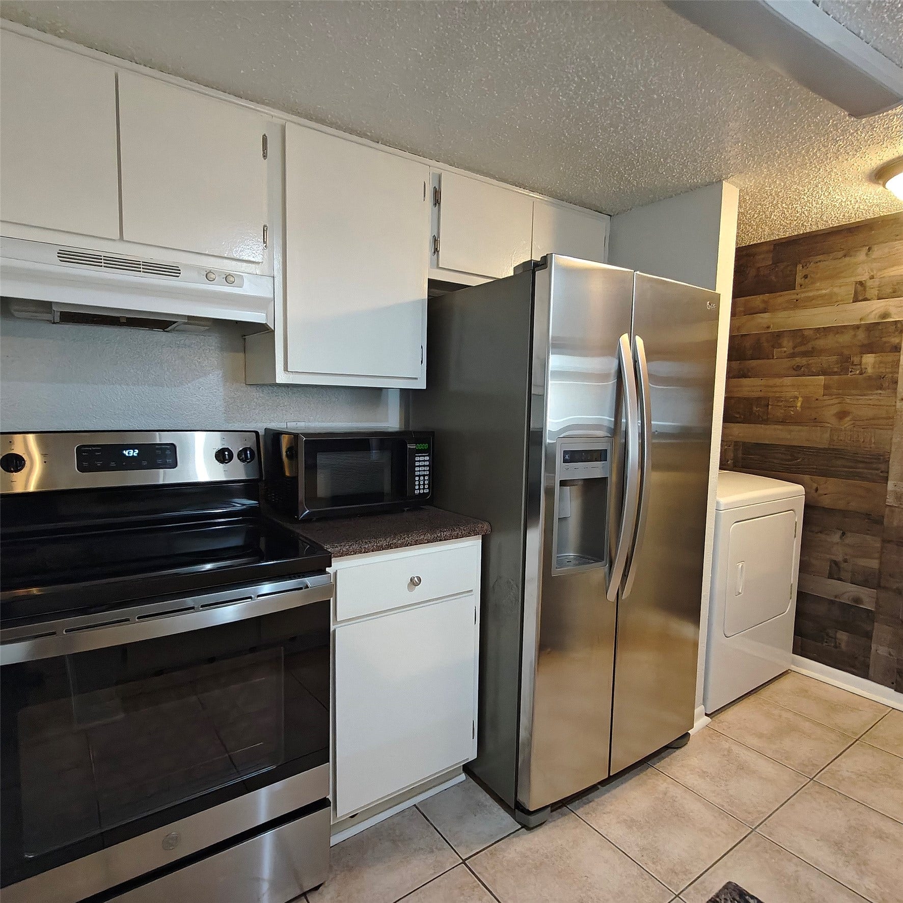 260 El Dorado Boulevard, #808, Houston, TX 77598 Kitchen is situatied right next to your Full Size Landry area