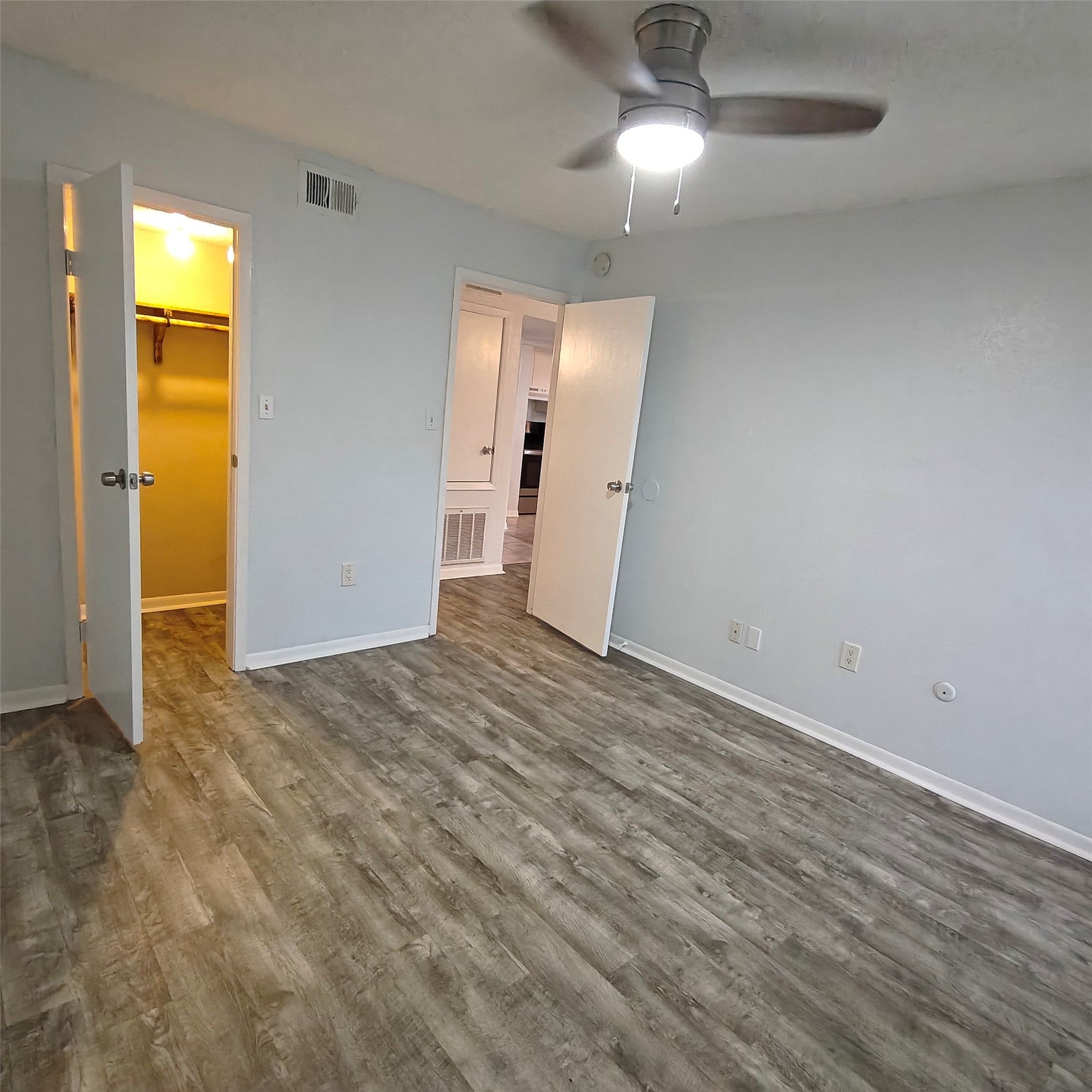 260 El Dorado Boulevard, #808, Houston, TX 77598 Secondary Bedroom is a great size with walk in closet and a full bath to the opposite of the entry door