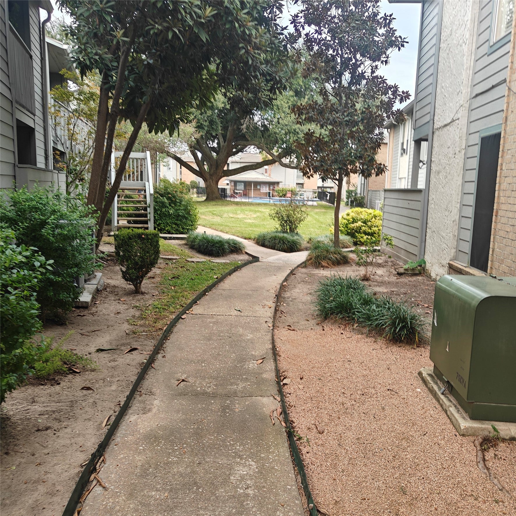 260 El Dorado Boulevard, #808, Houston, TX 77598 The walkway to the green area.