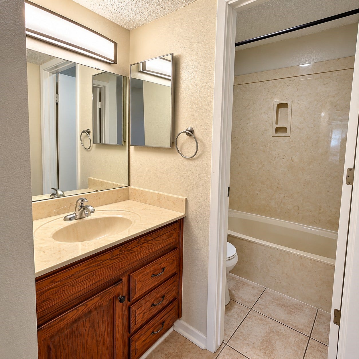 260 El Dorado Boulevard, #808, Houston, TX 77598 Primary bedroom Ensuite bathroom is in your primary bedroom.