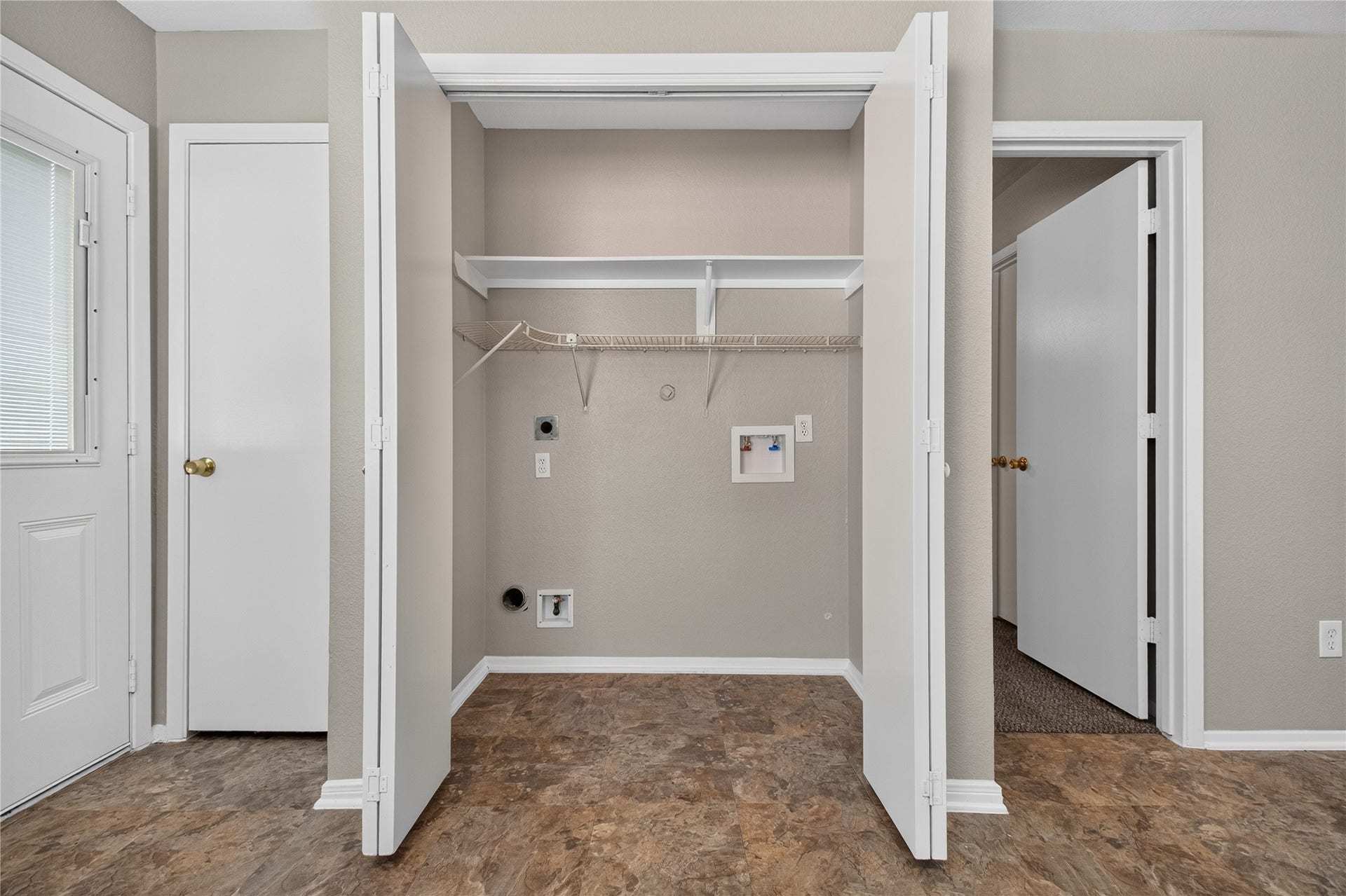 19547 Fletcher Way Drive, Houston, TX 77073 Dedicated laundry space is conveniently tucked behind double doors near the primary bedroom.