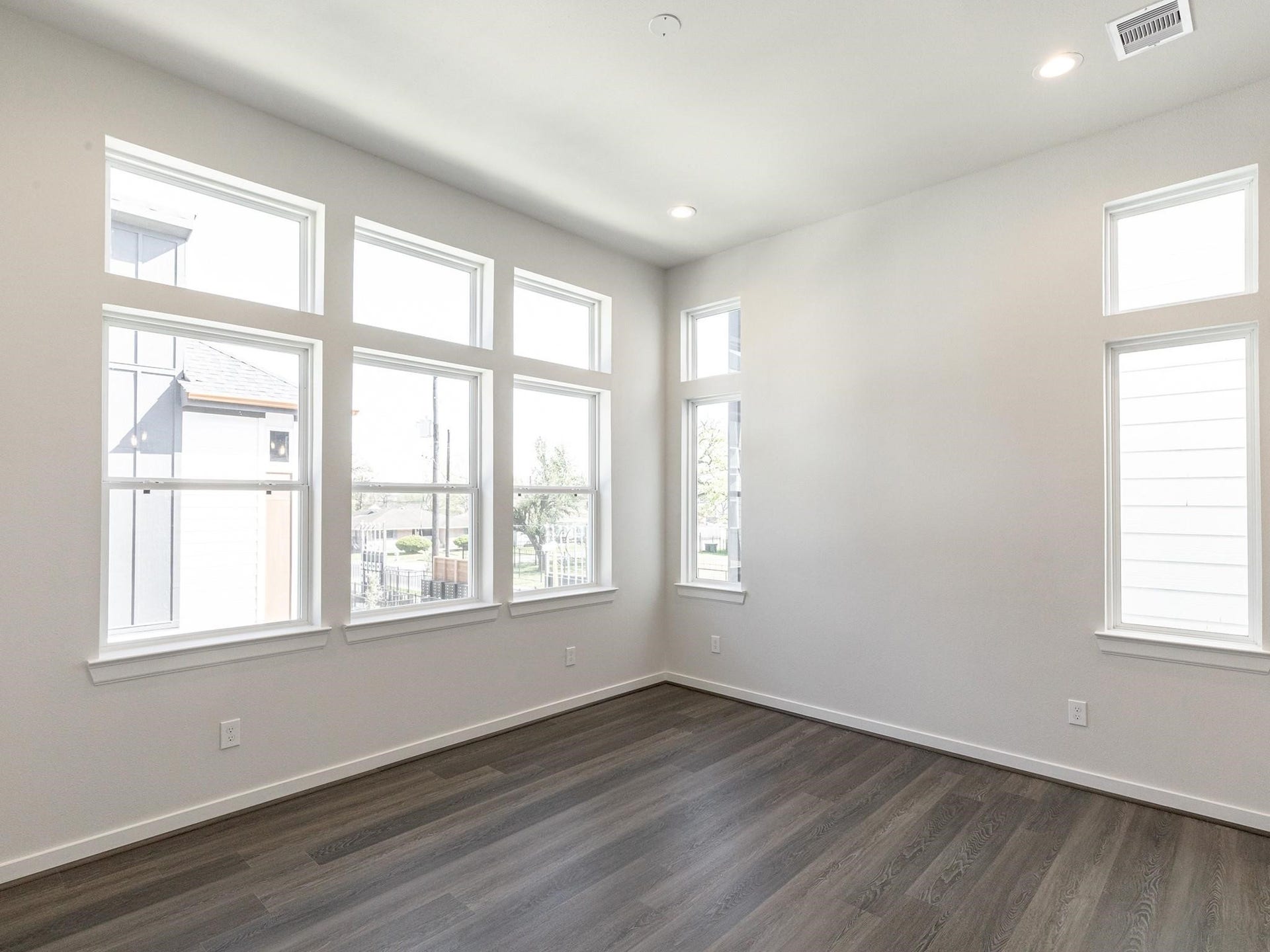 751 N Emile Street, Houston, TX 77020 Bright and inviting room with abundant natural light streaming through multiple large windows, complemented by luxury vinyl plank flooring and recessed lighting.
Note: Photos 2022
