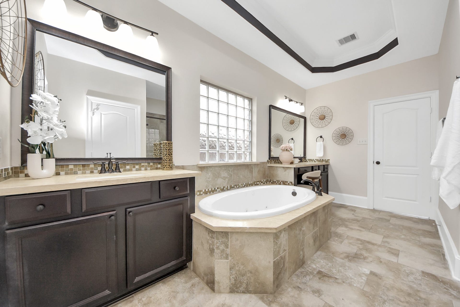 9815 Patricia Haven Lane, Humble, TX 77396 dual vanity and jetted tub in primary suite