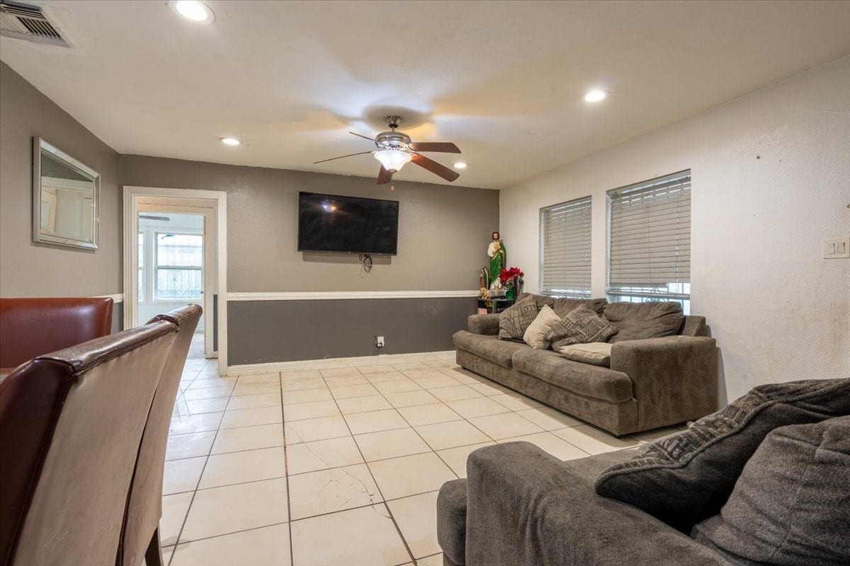 6817 Kassarine Pass, Houston, TX 77033 6817 Kassarine Pass, Houston, TX 77033