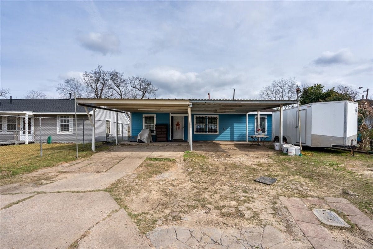 6817 Kassarine Pass, Houston, TX 77033 6817 Kassarine Pass, Houston, TX 77033