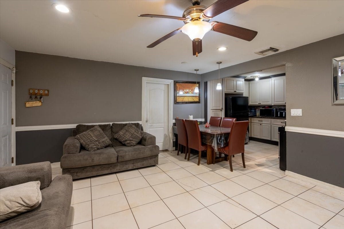 6817 Kassarine Pass, Houston, TX 77033 6817 Kassarine Pass, Houston, TX 77033