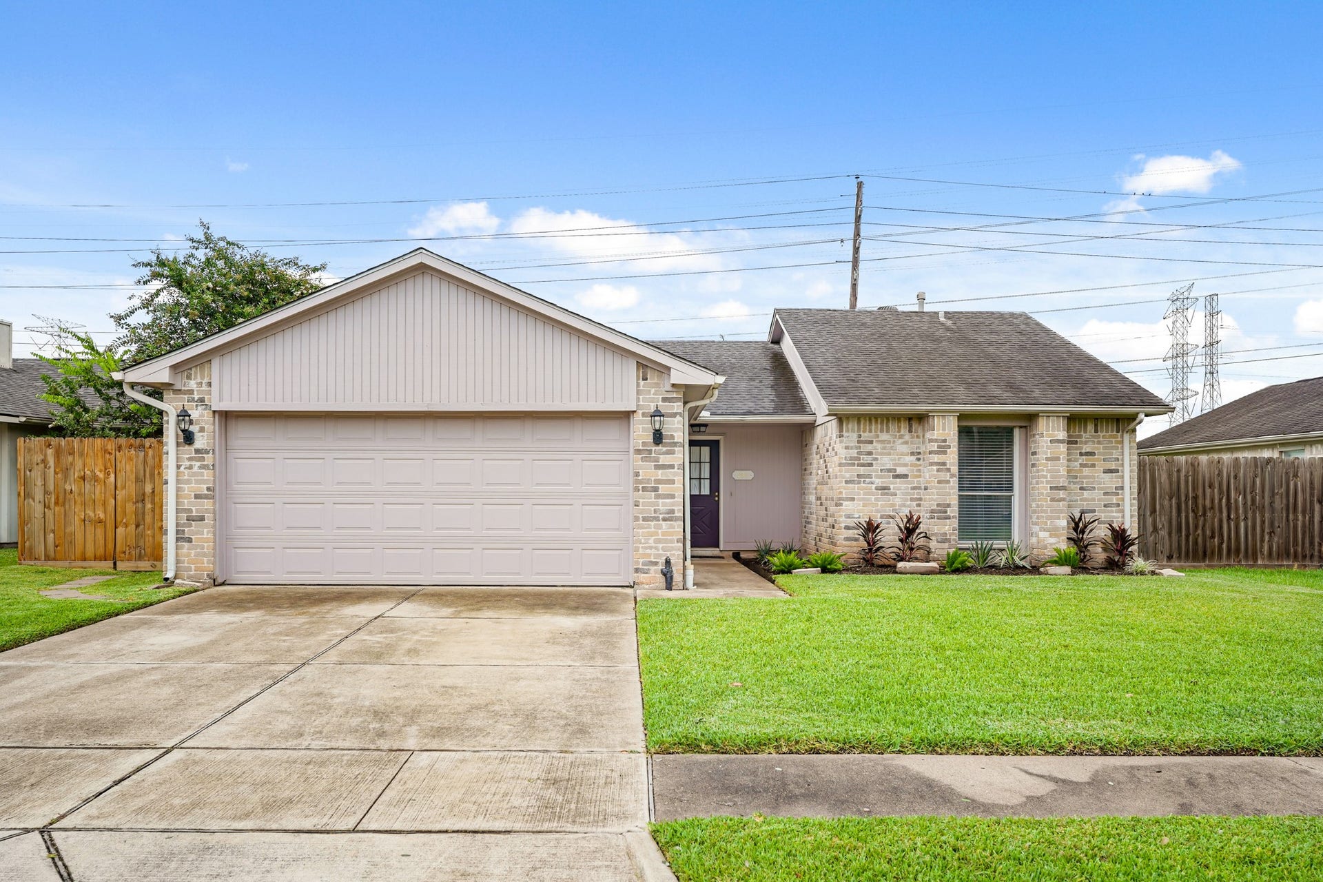 2911 Garden Lane, Sugar Land, TX 77479 Come check out 2911 Garden Lane! It boasts 2 bedrooms, 1 bath, a large living room, and a grand backyard.