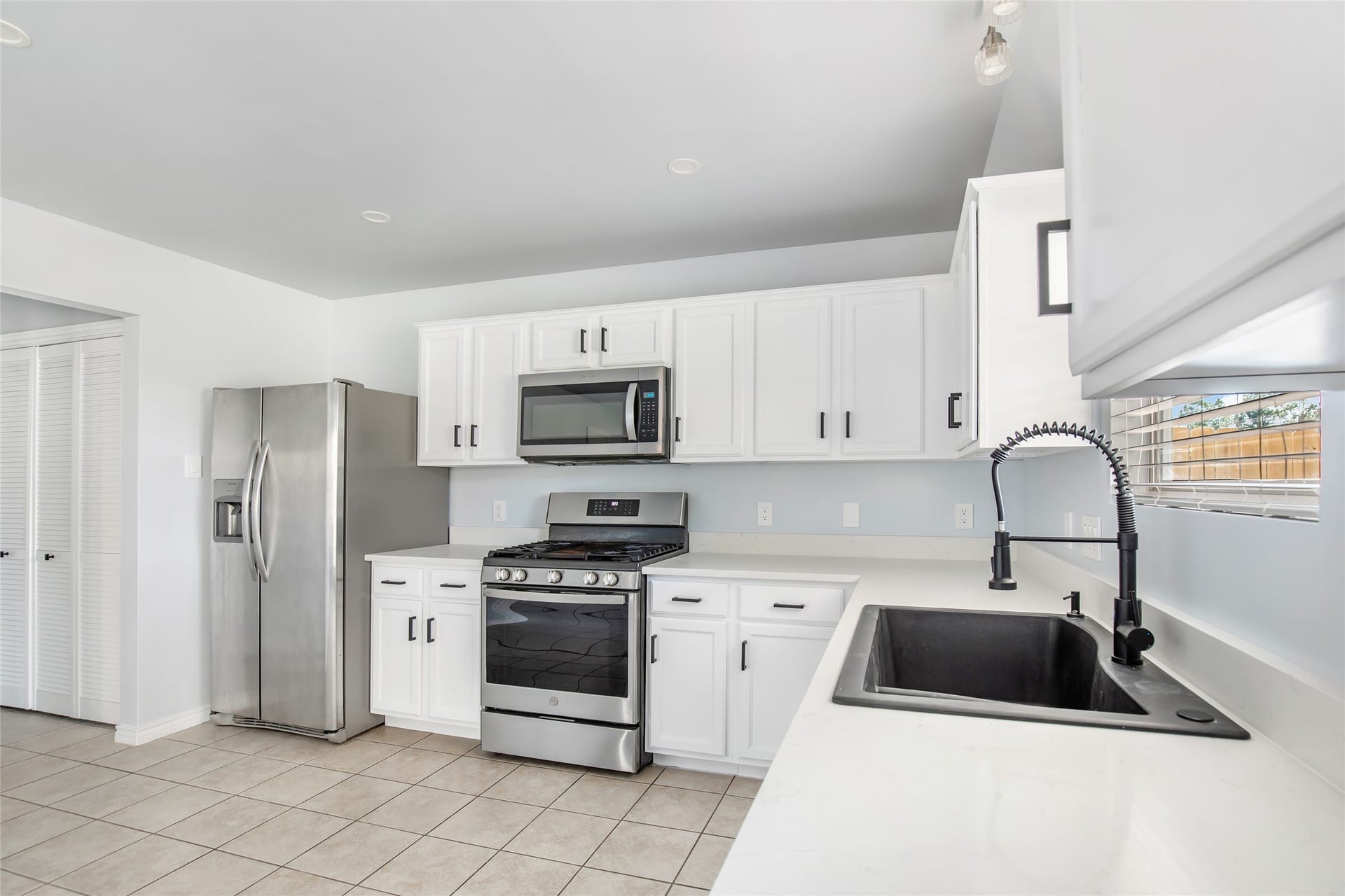 639 Trail Springs Court, Kingwood, TX 77339 Adorable kitchen overlooking the backyard with view of the pond