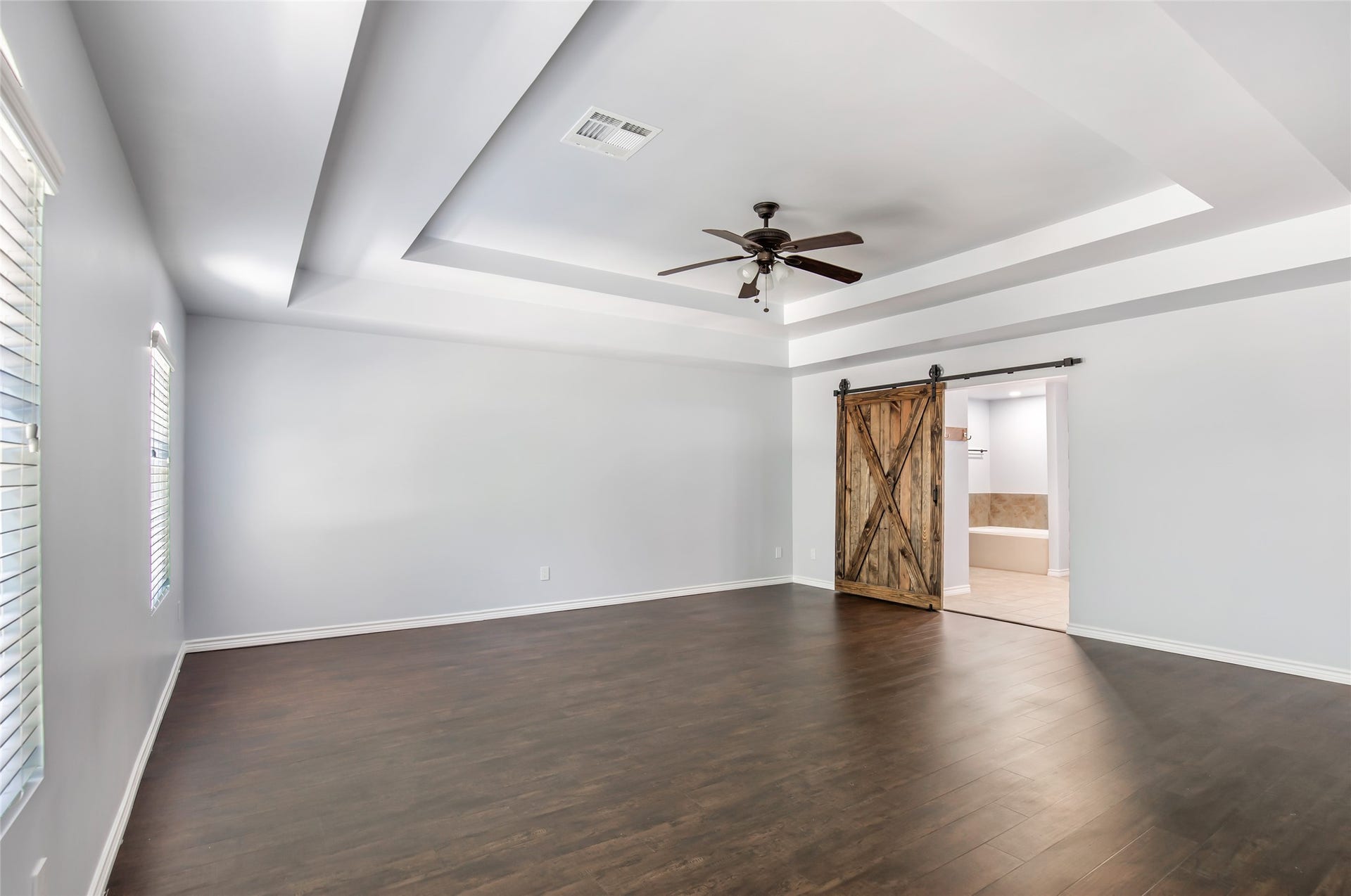 639 Trail Springs Court, Kingwood, TX 77339 Huge master bedroom with spacious en suite