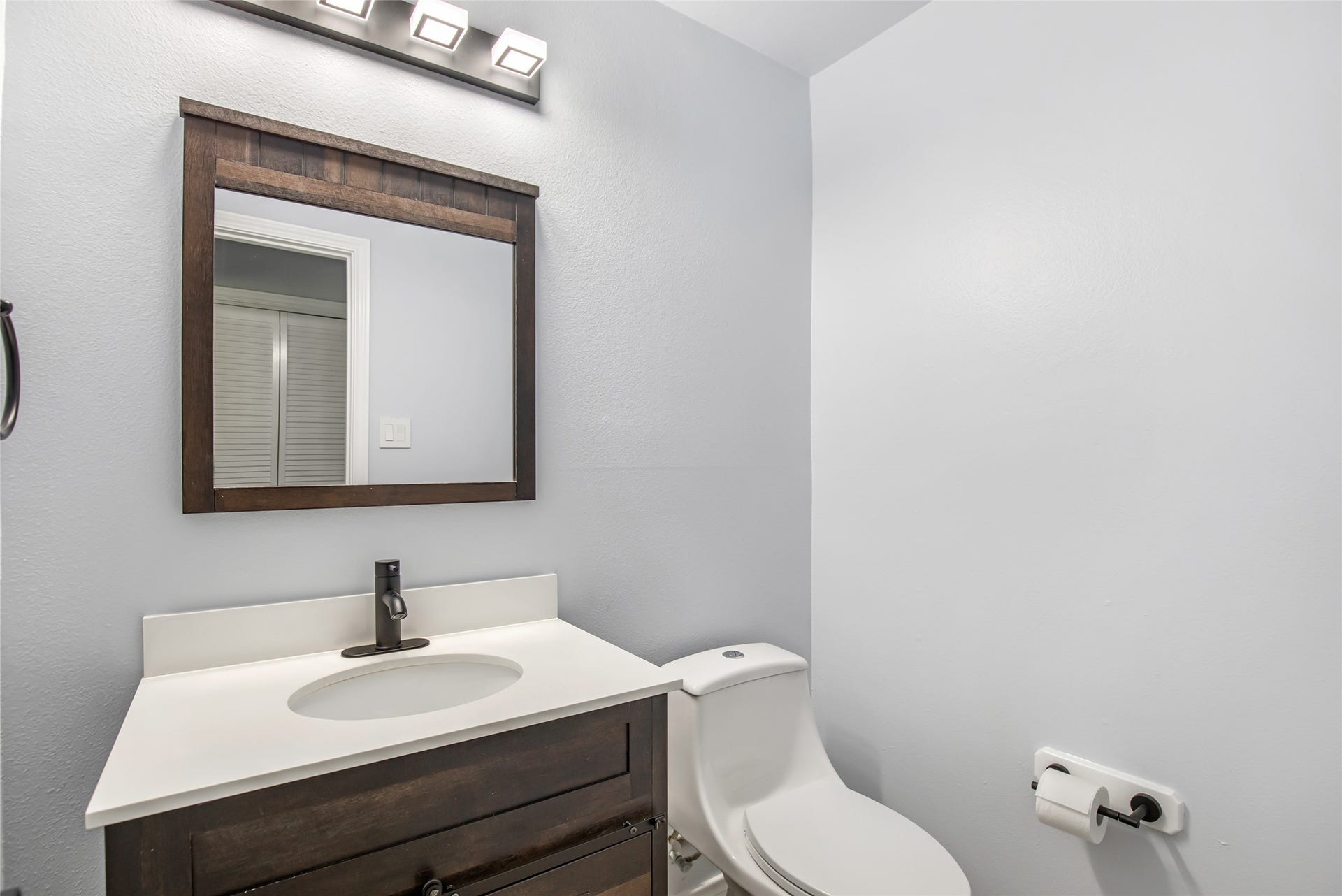 639 Trail Springs Court, Kingwood, TX 77339 Half bathroom located downstairs