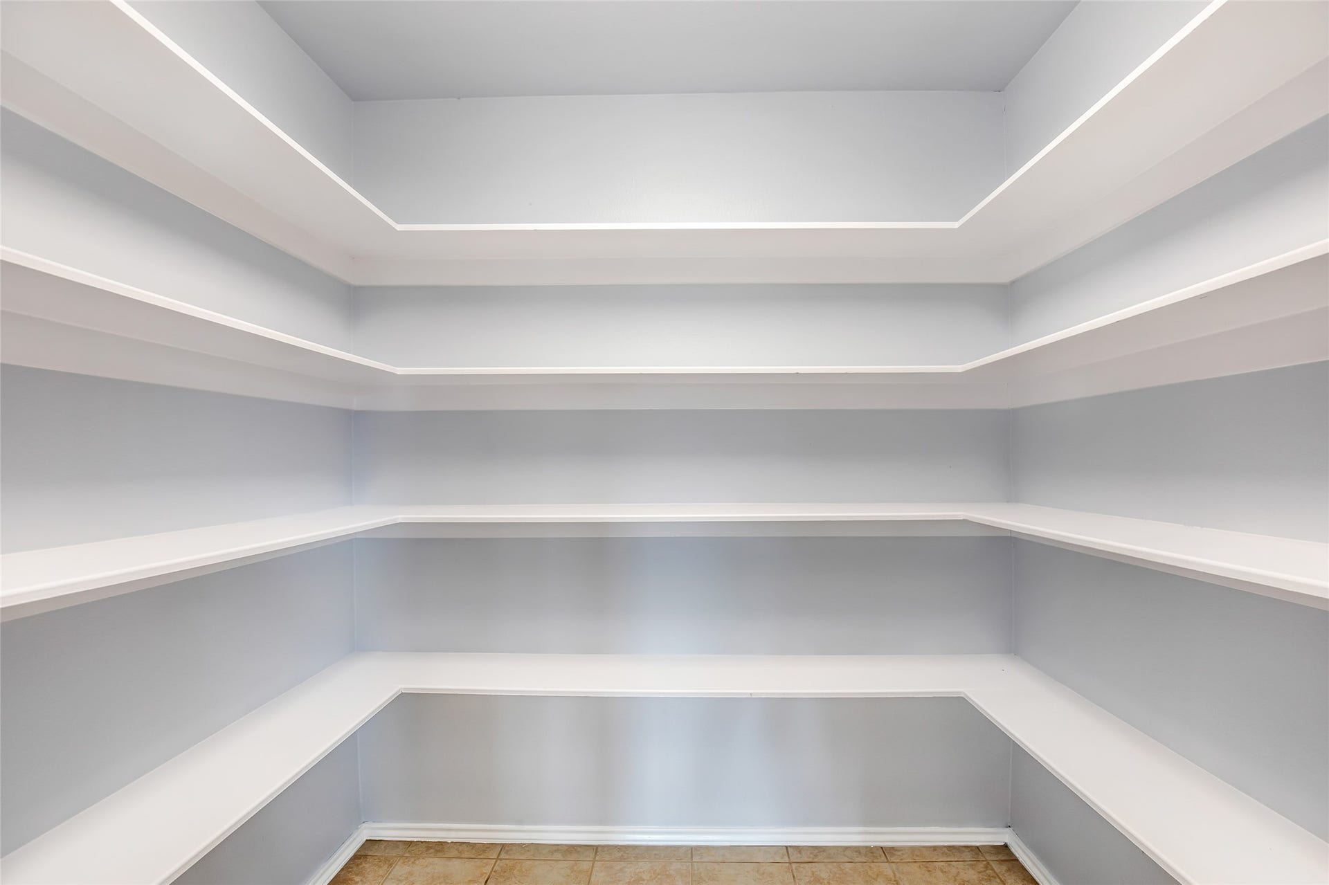 639 Trail Springs Court, Kingwood, TX 77339 Huge, walk-in pantry