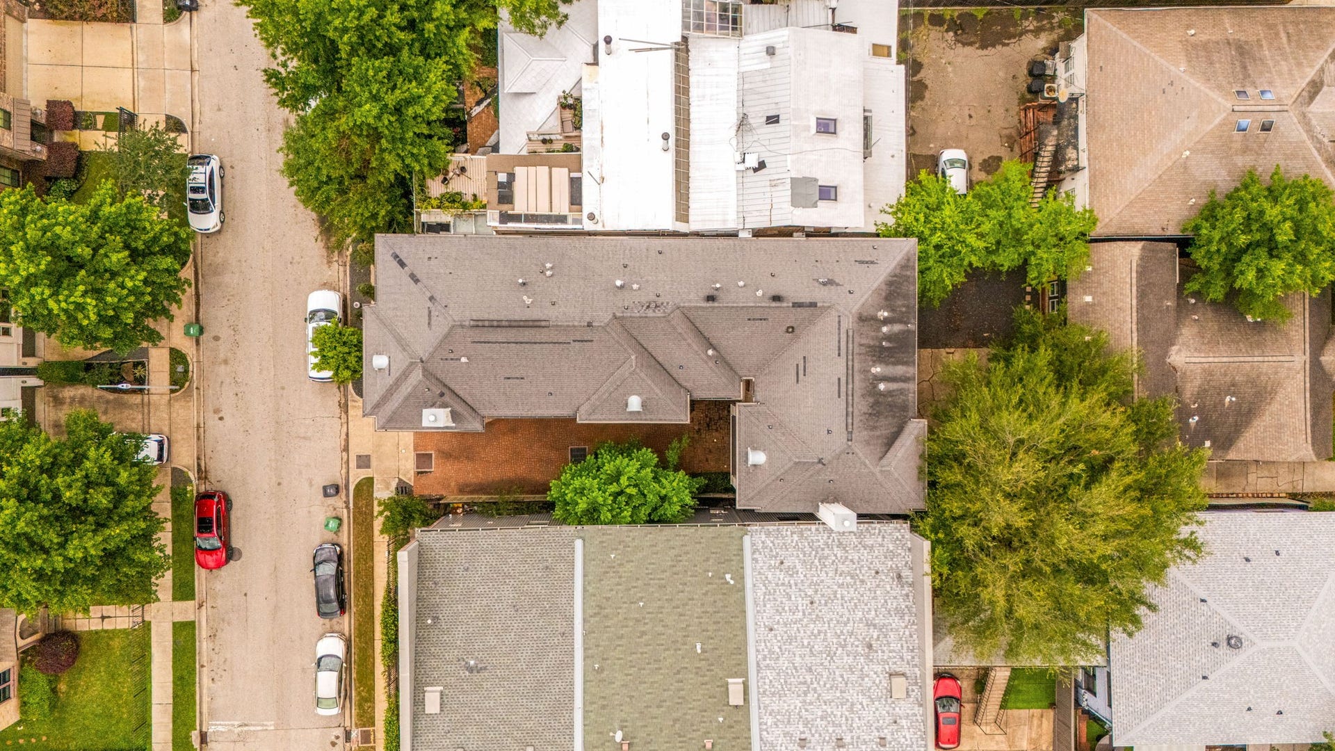310 W Bell Street, Houston, TX 77019 This aerial photo shows the mature trees near W Bell St and helps one envision life on this quiet street.