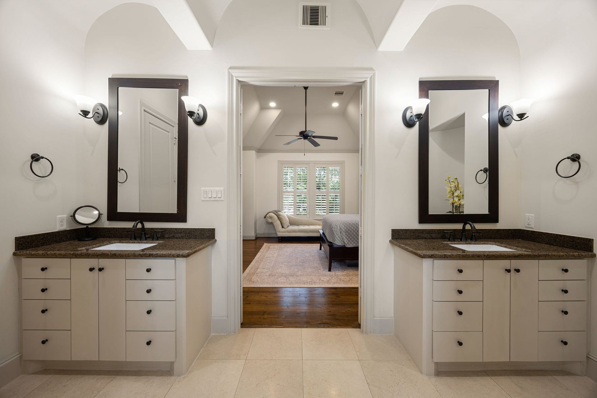 310 W Bell Street, Houston, TX 77019 En suite primary bathroom
