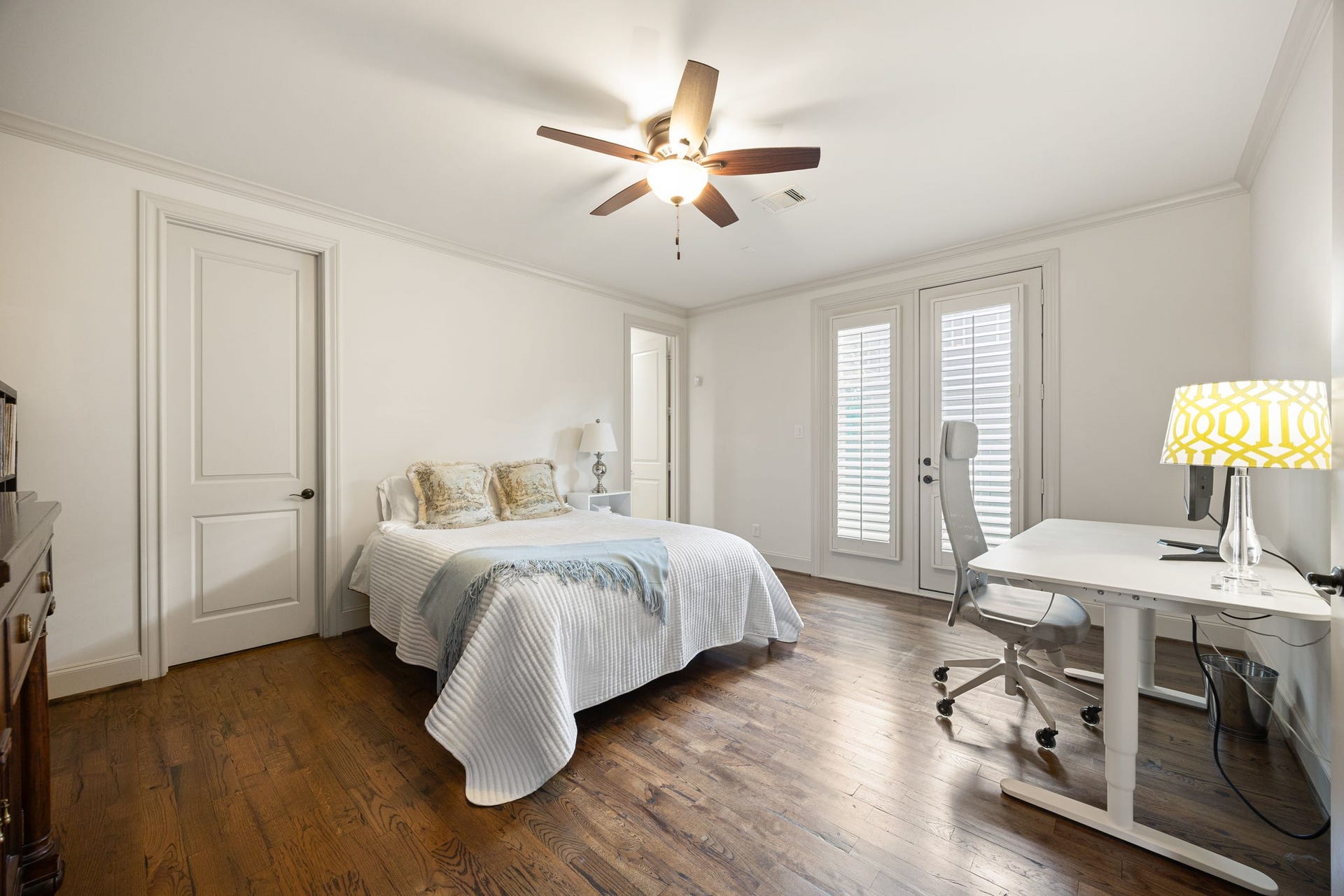 310 W Bell Street, Houston, TX 77019 The first floor secondary bedroom is fully equipped with its private full bathroom. This room is spacious and draws ample natural light. It could be outfitted as a home office as well.