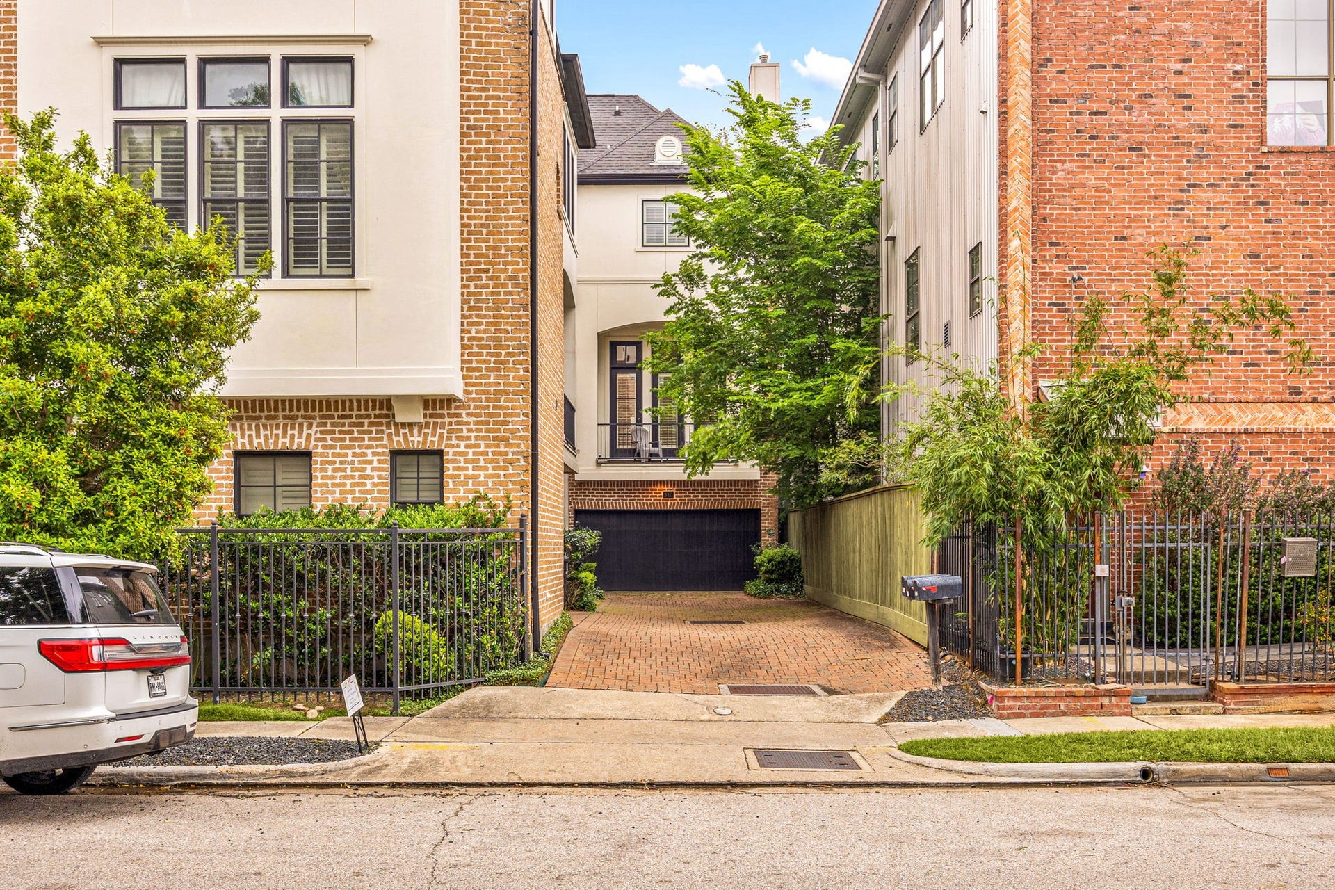 310 W Bell Street, Houston, TX 77019 310 W Bell Street, Houston, TX 77019