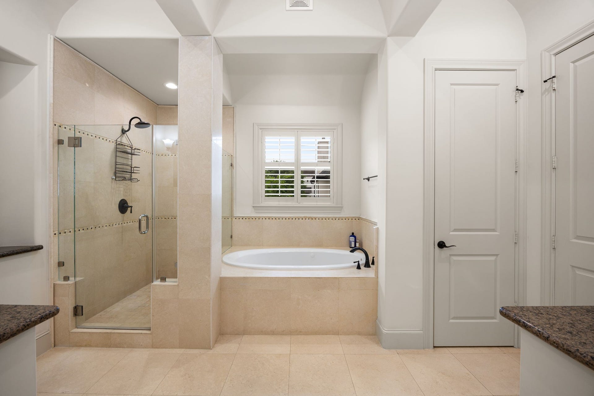 310 W Bell Street, Houston, TX 77019 The primary bathroom has dual vanities and a water jetted bath tub.
