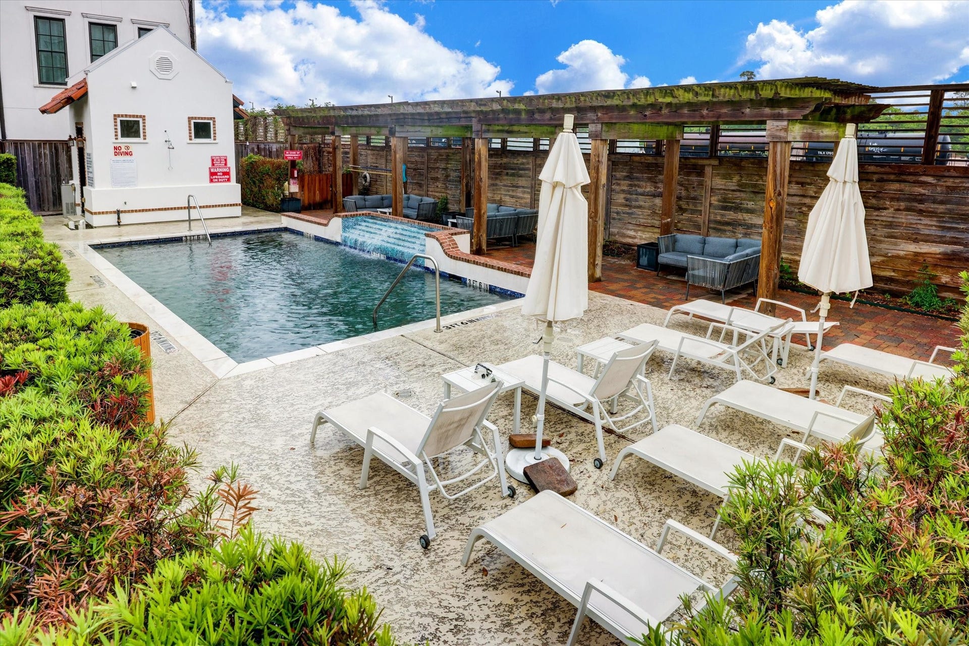 2721 Cohn Street, Houston, TX 77007 Neighborhood pool offers a refreshing community amenity w/lounging areas, shaded seating & lush landscaping for enjoying sunny Houston days.