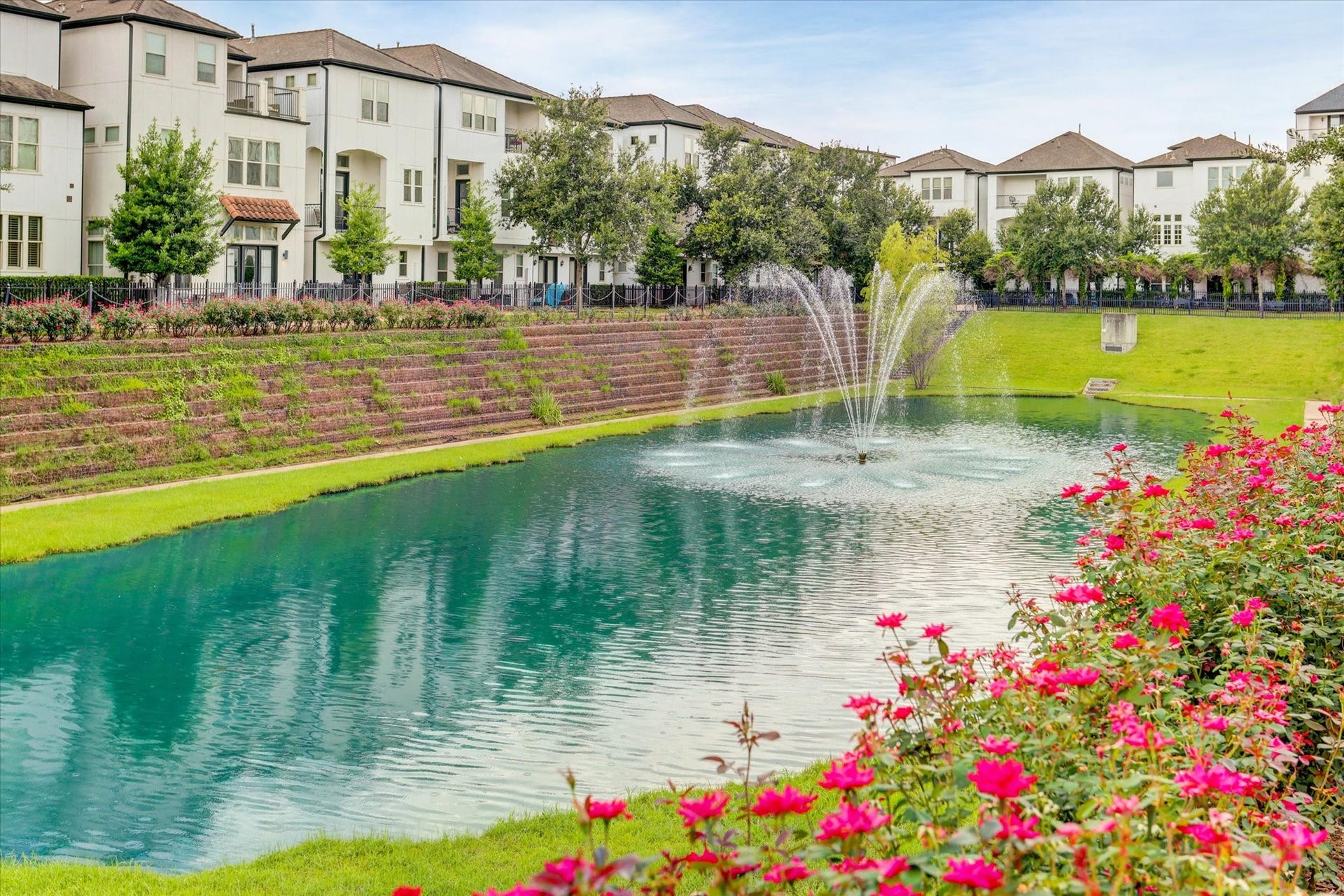 2721 Cohn Street, Houston, TX 77007 Beautiful community setting centered around a picturesque lake w/fountains, lush green space & colorful landscapingcreating an inviting backdrop just steps from your home.