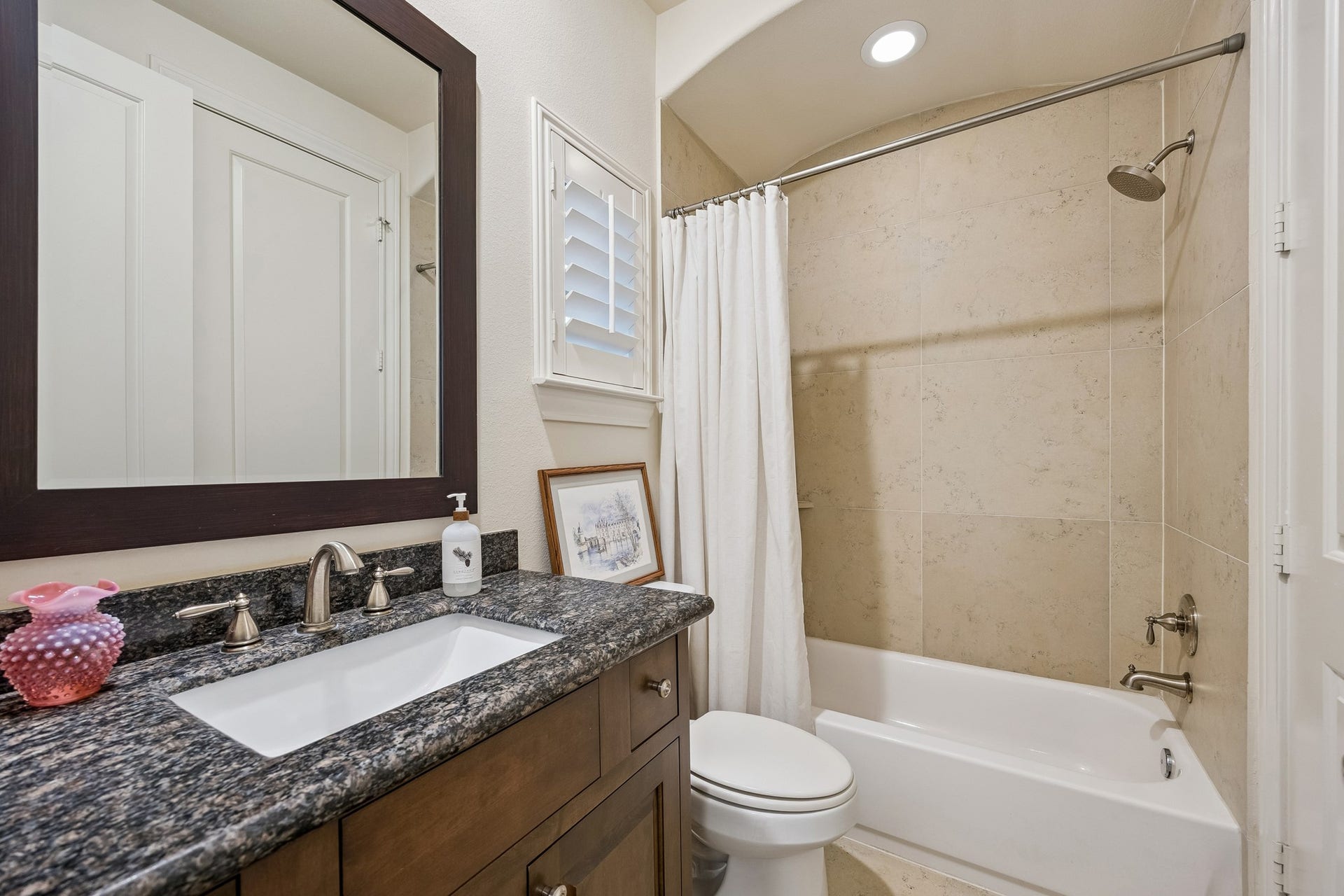 2721 Cohn Street, Houston, TX 77007 En-suite bath features a granite-topped vanity & tub/shower combination w/tile surround.