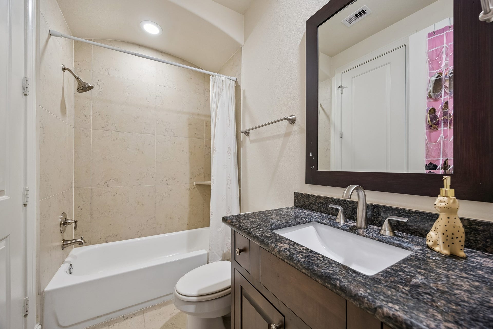 2721 Cohn Street, Houston, TX 77007 En-suite bath features a granite-topped vanity & tub/shower combination w/tile surround.
