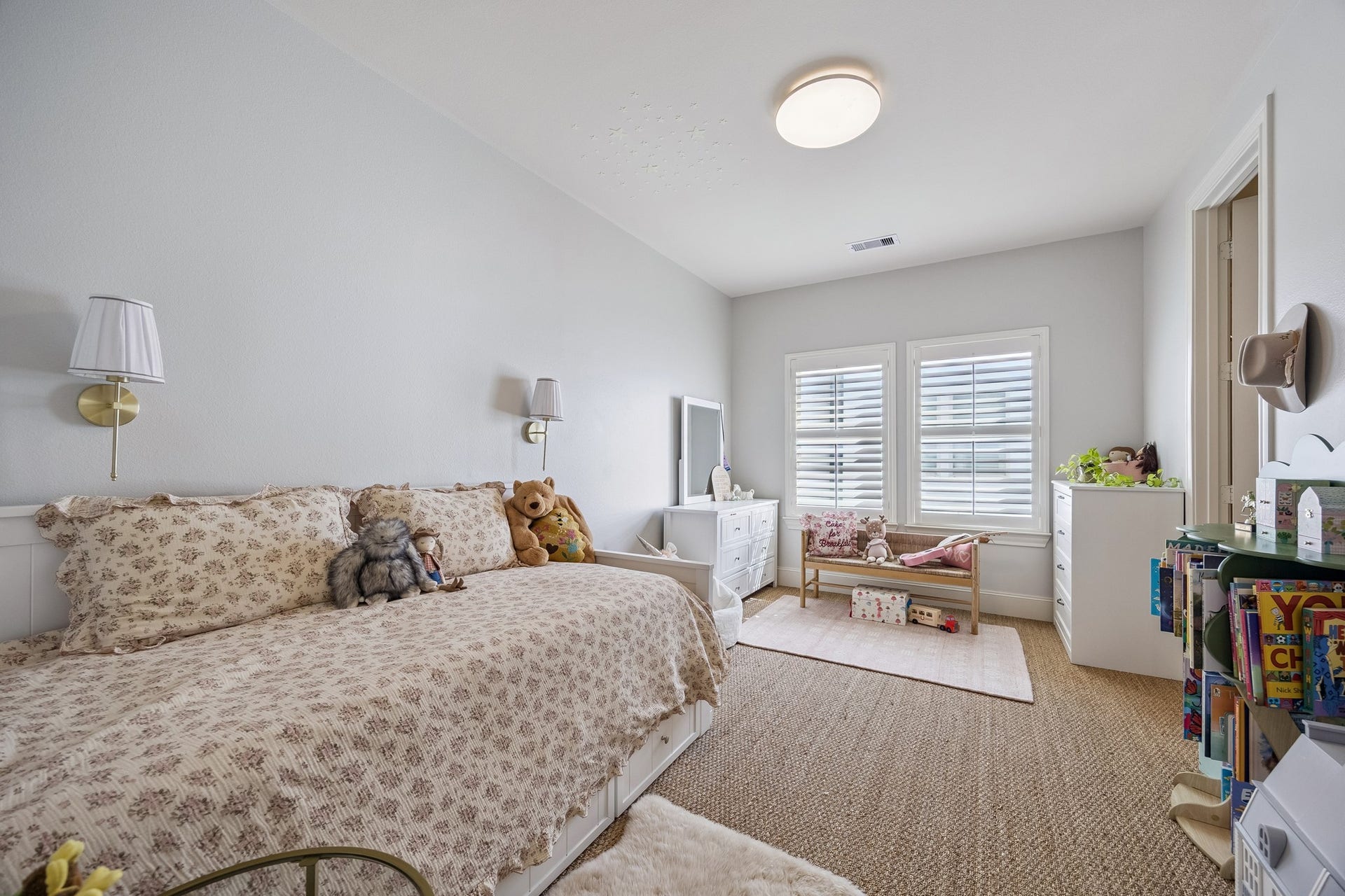 2721 Cohn Street, Houston, TX 77007 Another view highlights the generous proportions of the room & flexible layout, complete w/an en-suite bath for added convenience.