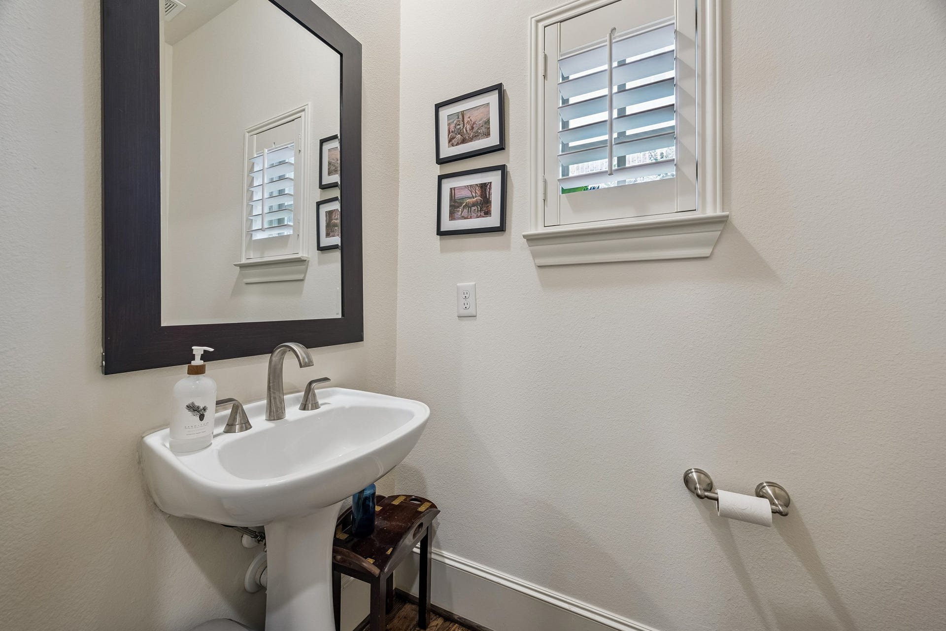 2721 Cohn Street, Houston, TX 77007 Convenient half bath located just off the second-floor living areas, ideal for guests & everyday use.