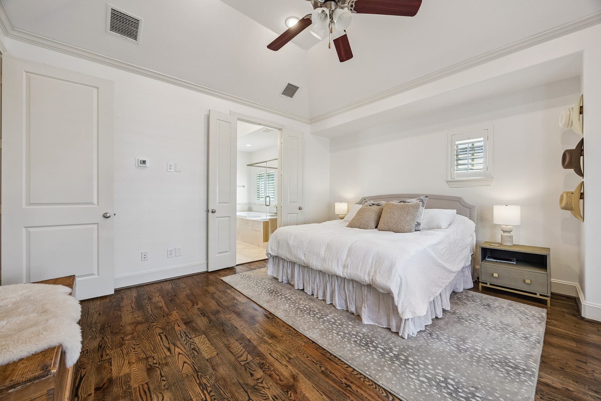 2721 Cohn Street, Houston, TX 77007 Another view highlights the generous scale of the primary bedroom, w/direct access to the en-suite bath & plenty of space for additional furnishings or a sitting area.