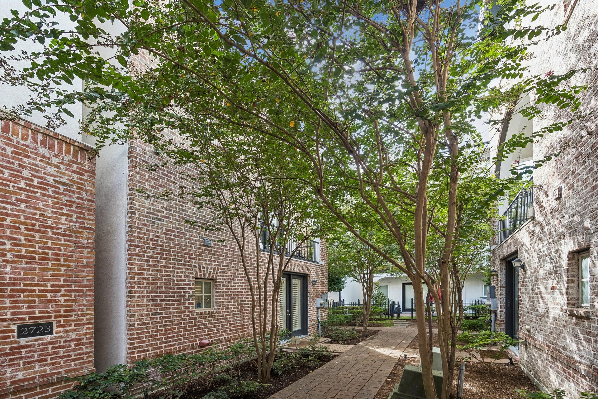 2721 Cohn Street, Houston, TX 77007 Tree-lined brick walkways wind throughout the beautifully landscaped community, creating an inviting setting just outside the home.