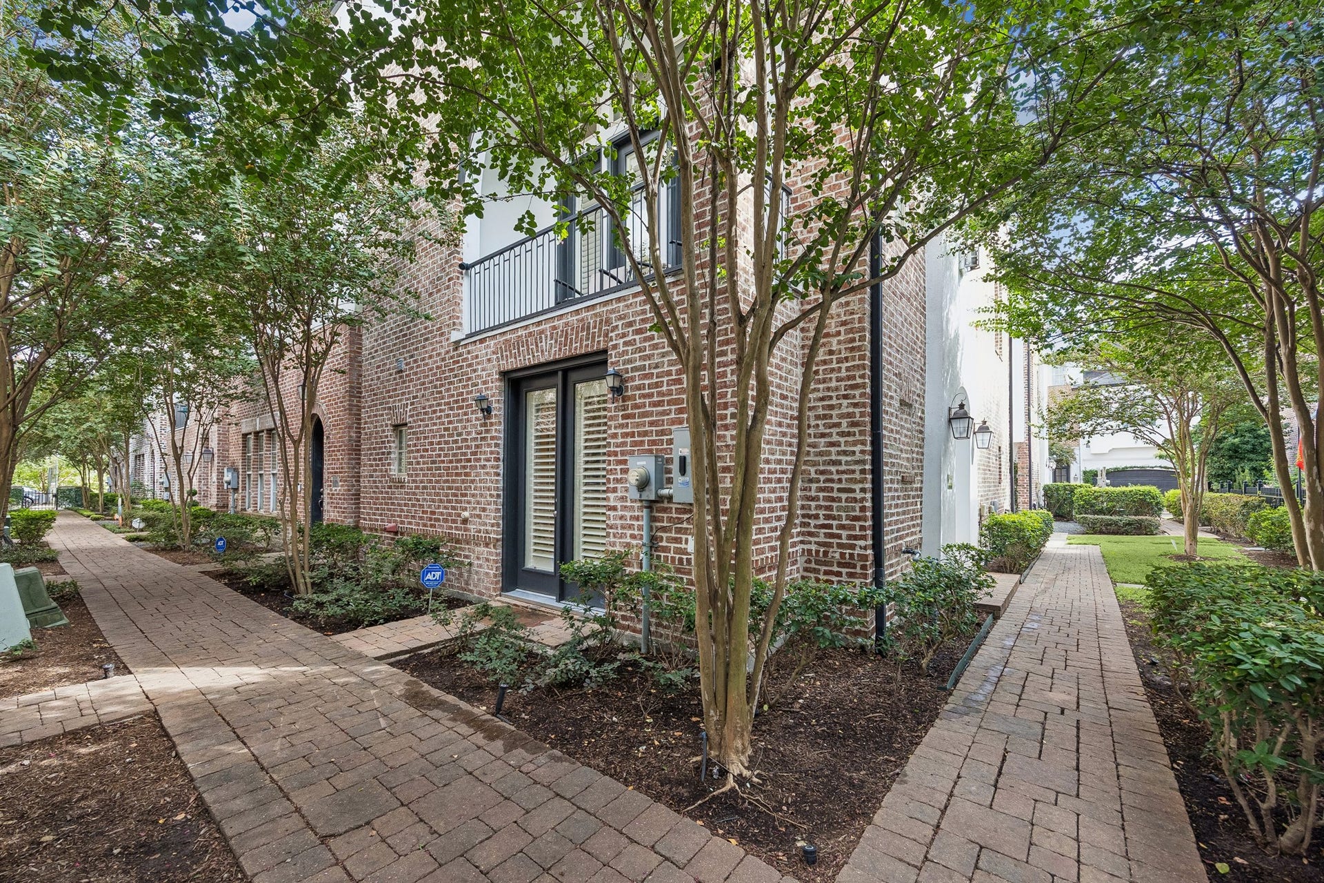 2721 Cohn Street, Houston, TX 77007 Beautiful corner positioning surrounded by mature trees, manicured landscaping & brick walkways throughout the gated community.
