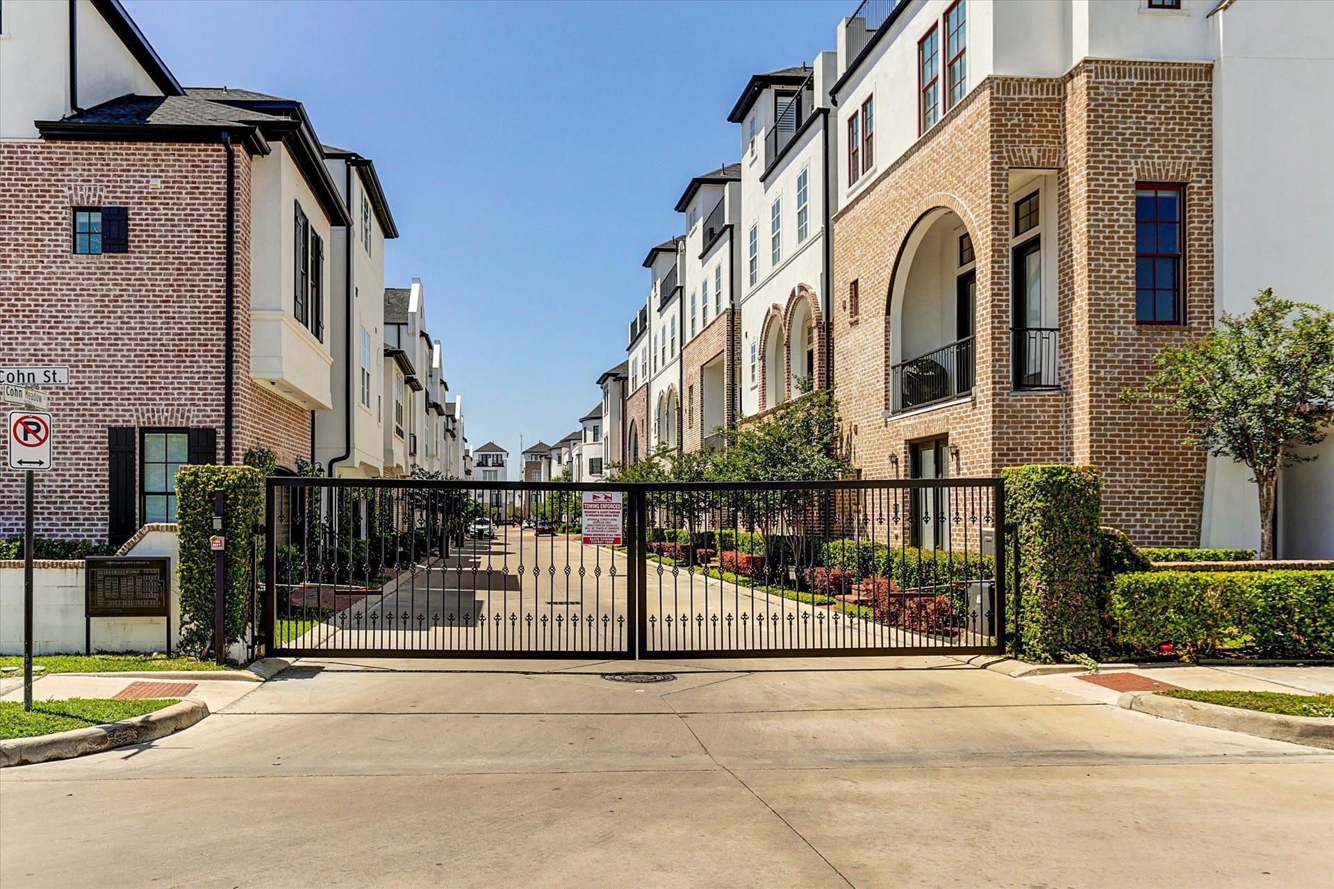 2721 Cohn Street, Houston, TX 77007 Gated entrance to the community, featuring attractive brick & stucco residences, manicured landscaping & a welcoming streetscape in Cottage Grove.