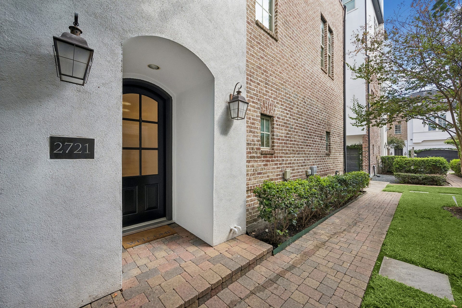 2721 Cohn Street, Houston, TX 77007 Welcome home to 2721 Cohn St, ideally positioned on a corner in the gated Cottage Grove community, w/an inviting arched entry, brick accents & beautifully maintained surroundings.