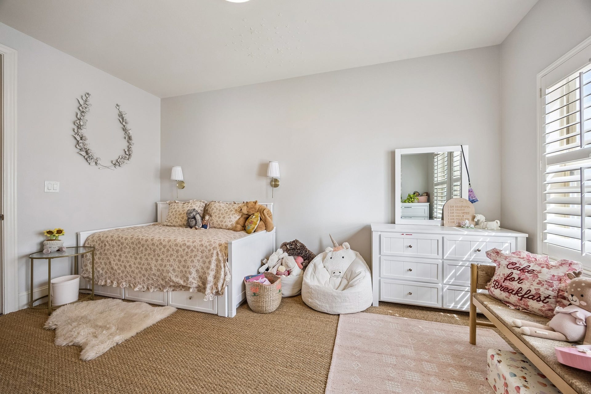 2721 Cohn Street, Houston, TX 77007 Another view highlights the generous proportions of the room & flexible layout, complete w/an en-suite bath for added convenience.