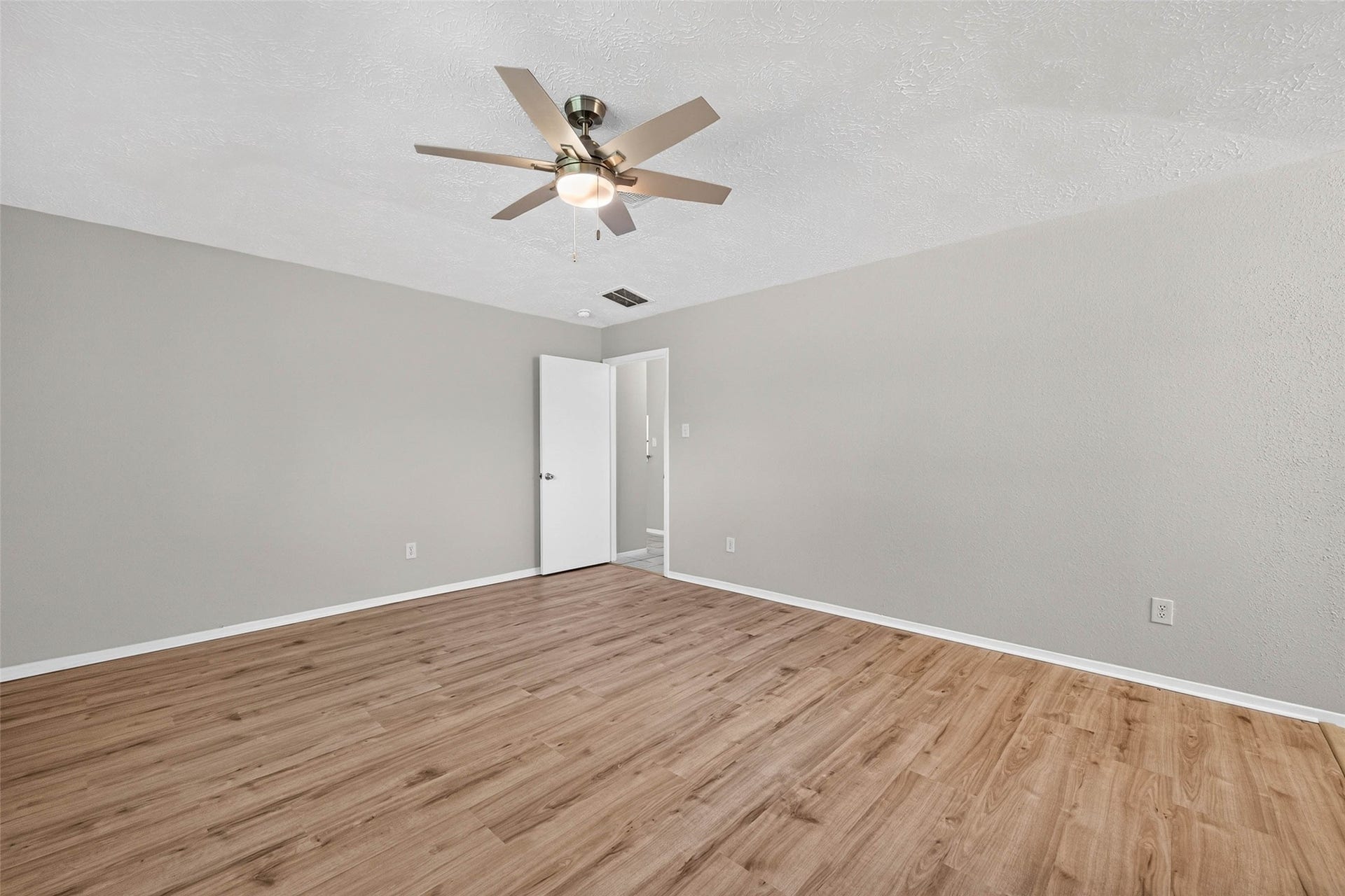 9809 Hummingbird Street, La Porte, TX 77571 9809 Hummingbird Street, La Porte, TX 77571