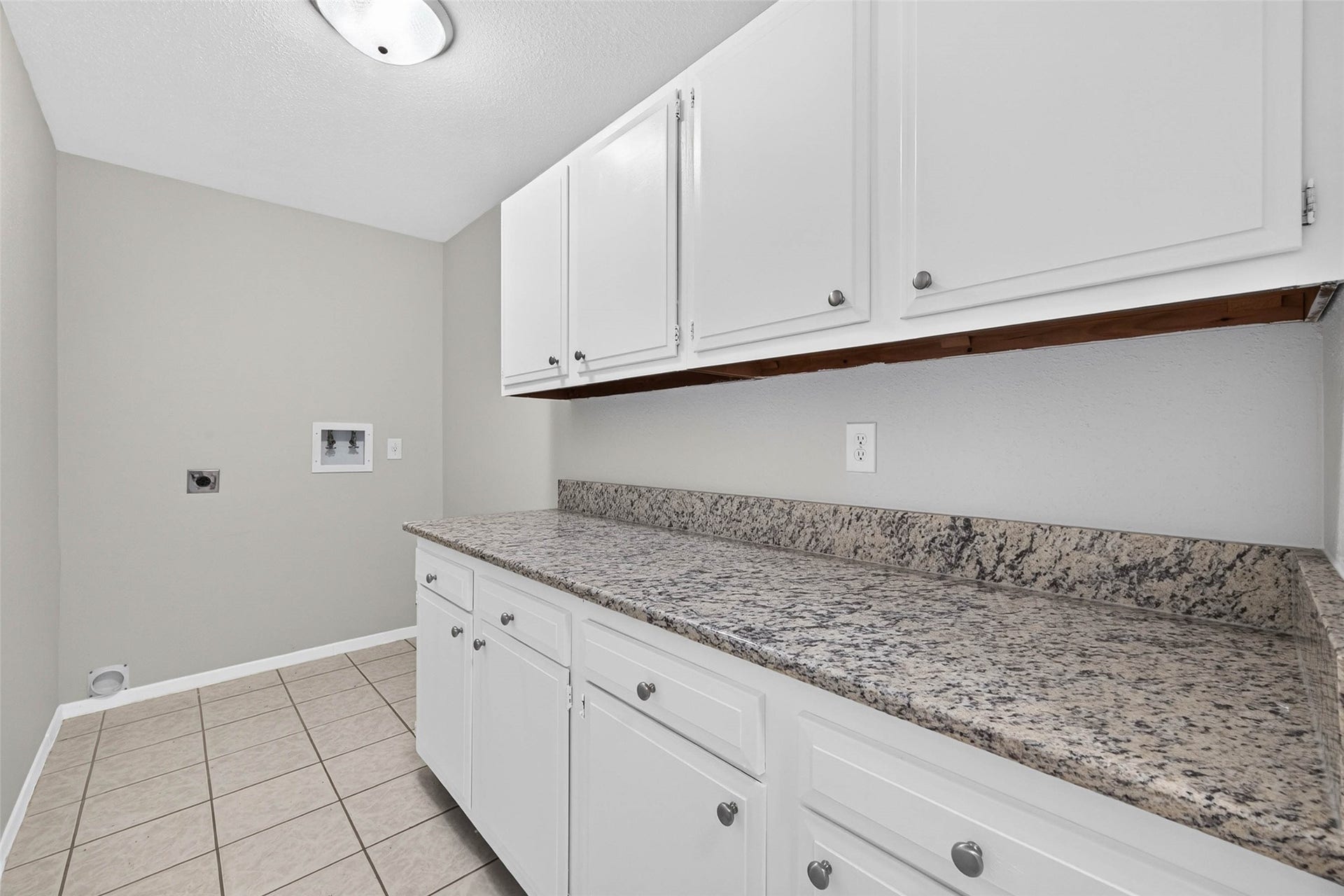 9809 Hummingbird Street, La Porte, TX 77571 9809 Hummingbird Street, La Porte, TX 77571