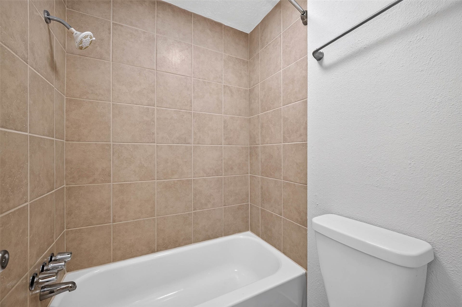 9809 Hummingbird Street, La Porte, TX 77571 9809 Hummingbird Street, La Porte, TX 77571