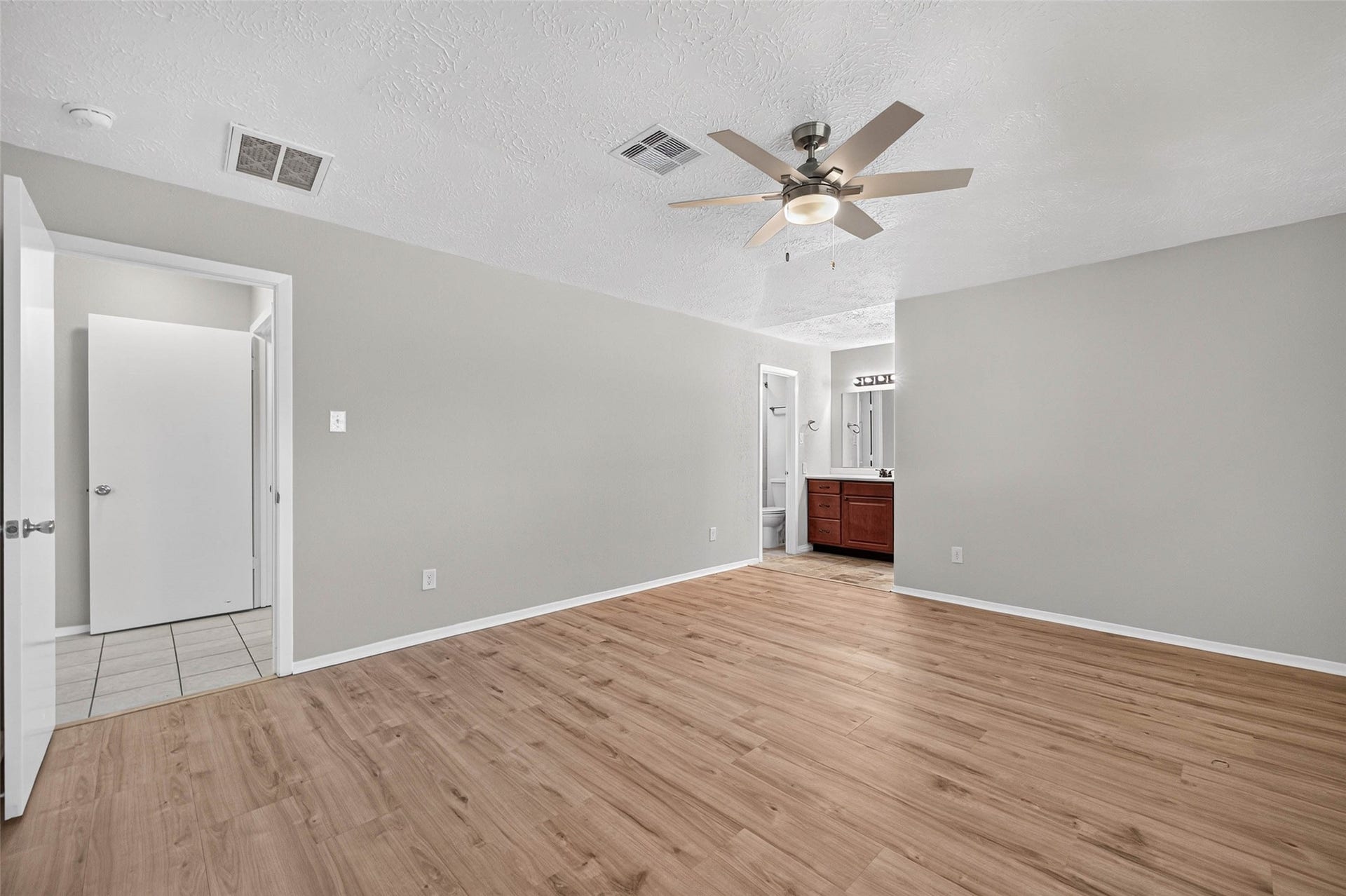 9809 Hummingbird Street, La Porte, TX 77571 9809 Hummingbird Street, La Porte, TX 77571