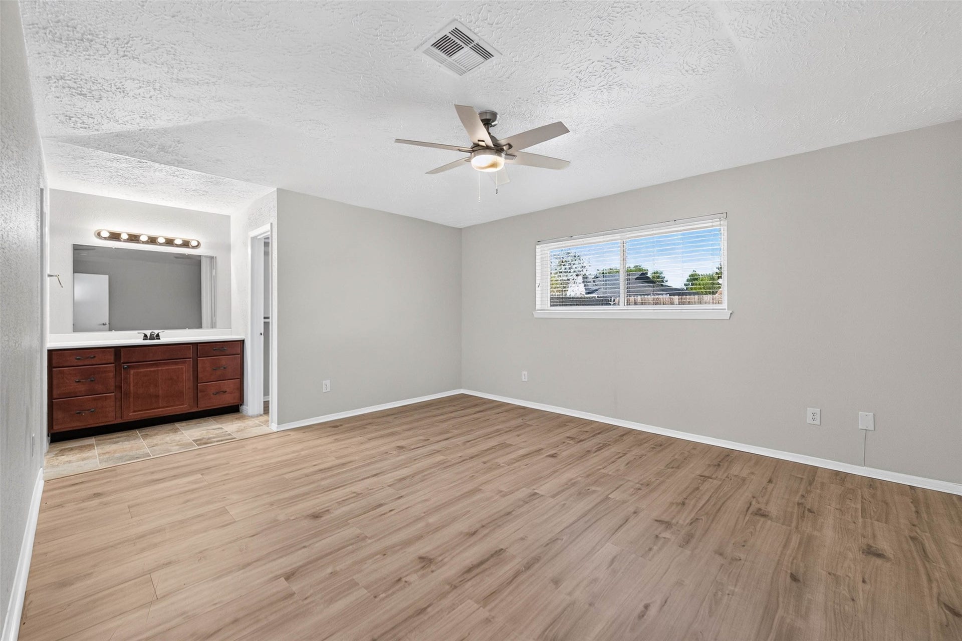9809 Hummingbird Street, La Porte, TX 77571 9809 Hummingbird Street, La Porte, TX 77571
