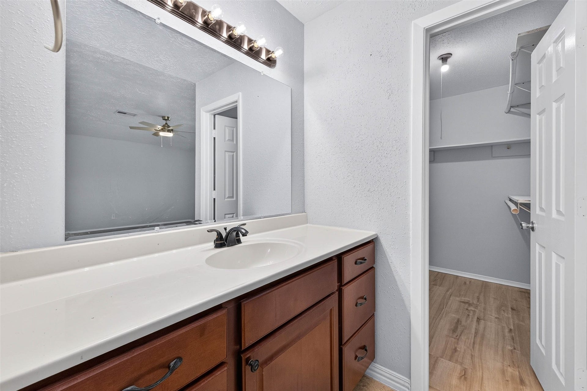 9809 Hummingbird Street, La Porte, TX 77571 9809 Hummingbird Street, La Porte, TX 77571