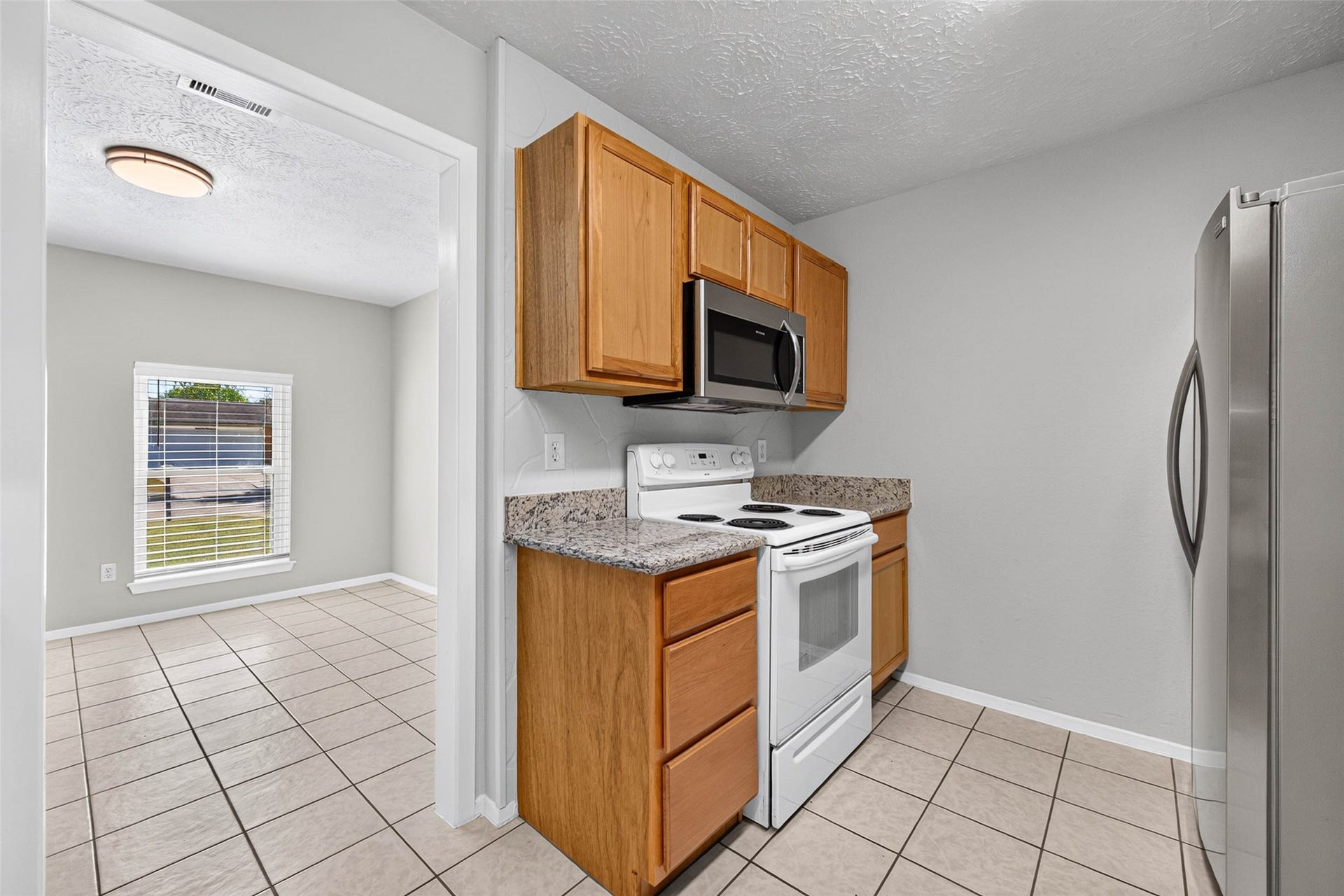 9809 Hummingbird Street, La Porte, TX 77571 9809 Hummingbird Street, La Porte, TX 77571
