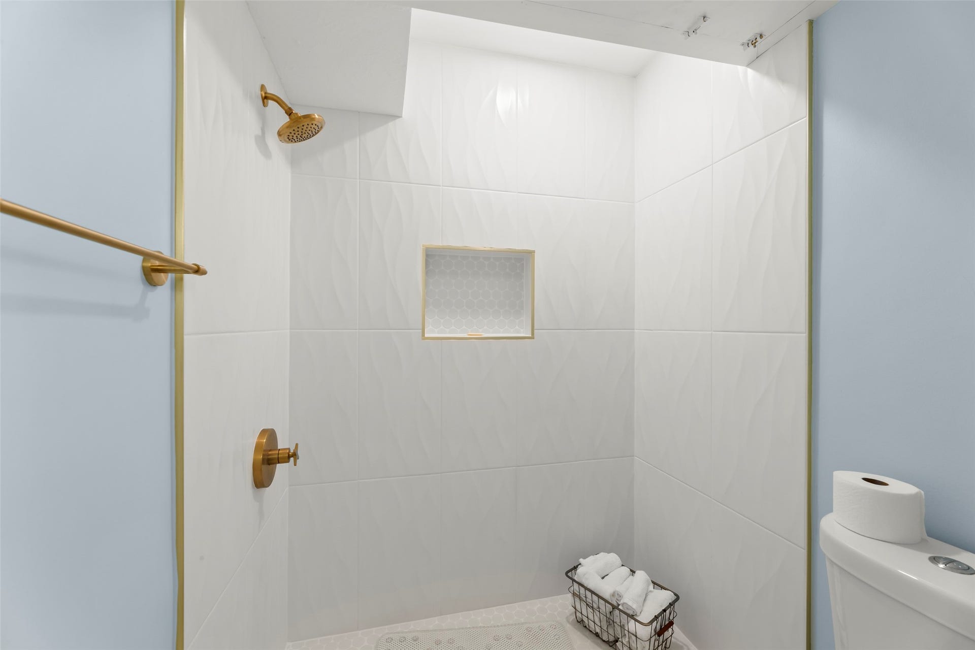 Principal bath bith separate shower