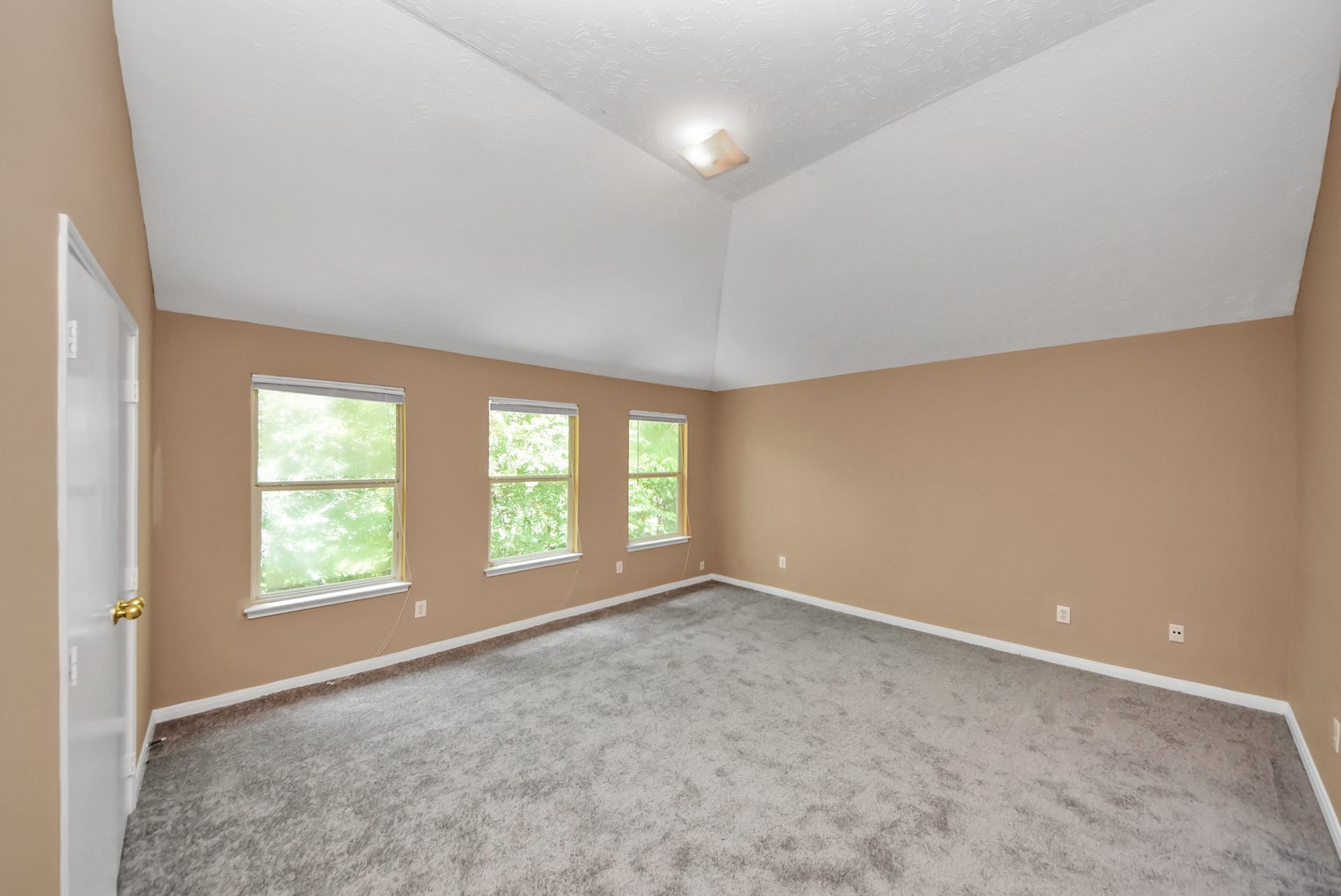 3006 Palace Oaks Drive, Houston, TX 77082 This primary bedroom is amazing! Not only is it a great size, but the vaulted ceilings make it feel even more spacious. The carpet was also recently replaced.