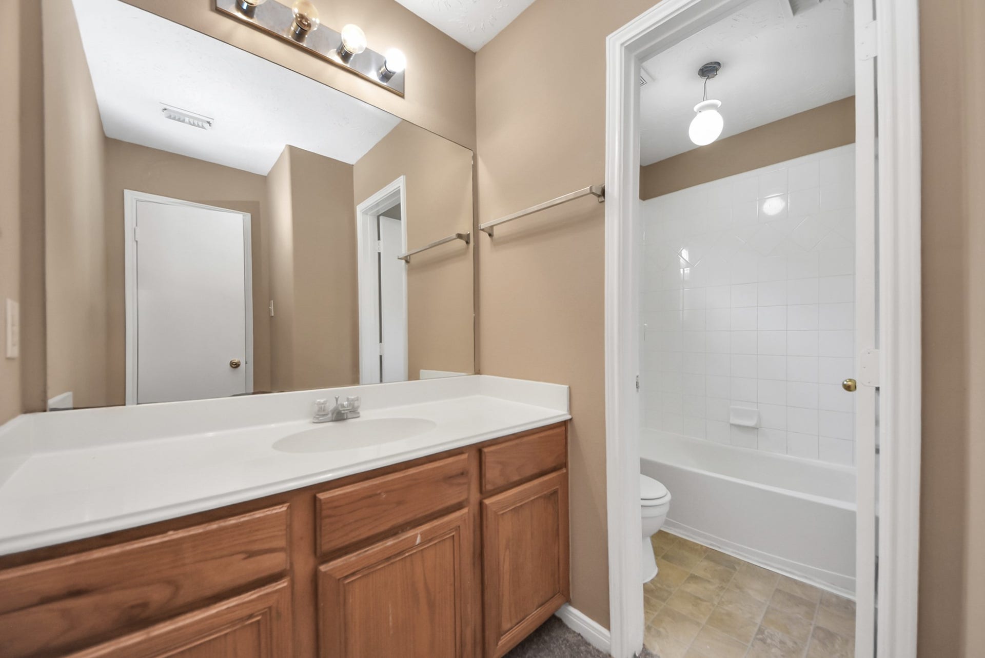 3006 Palace Oaks Drive, Houston, TX 77082 Secondary full bathroom.