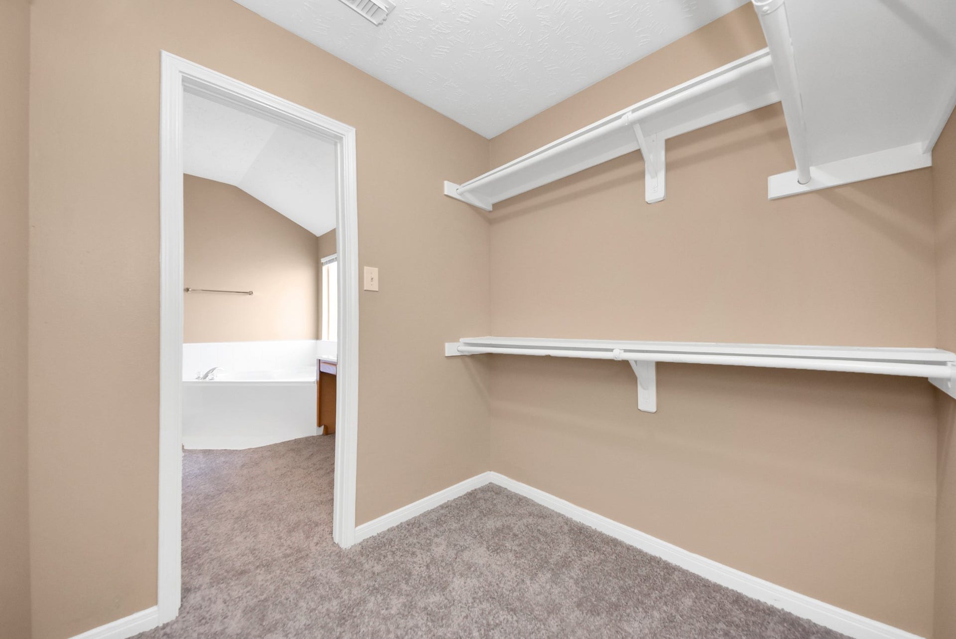 3006 Palace Oaks Drive, Houston, TX 77082 One more view of the walking closet looking into the bathroom.