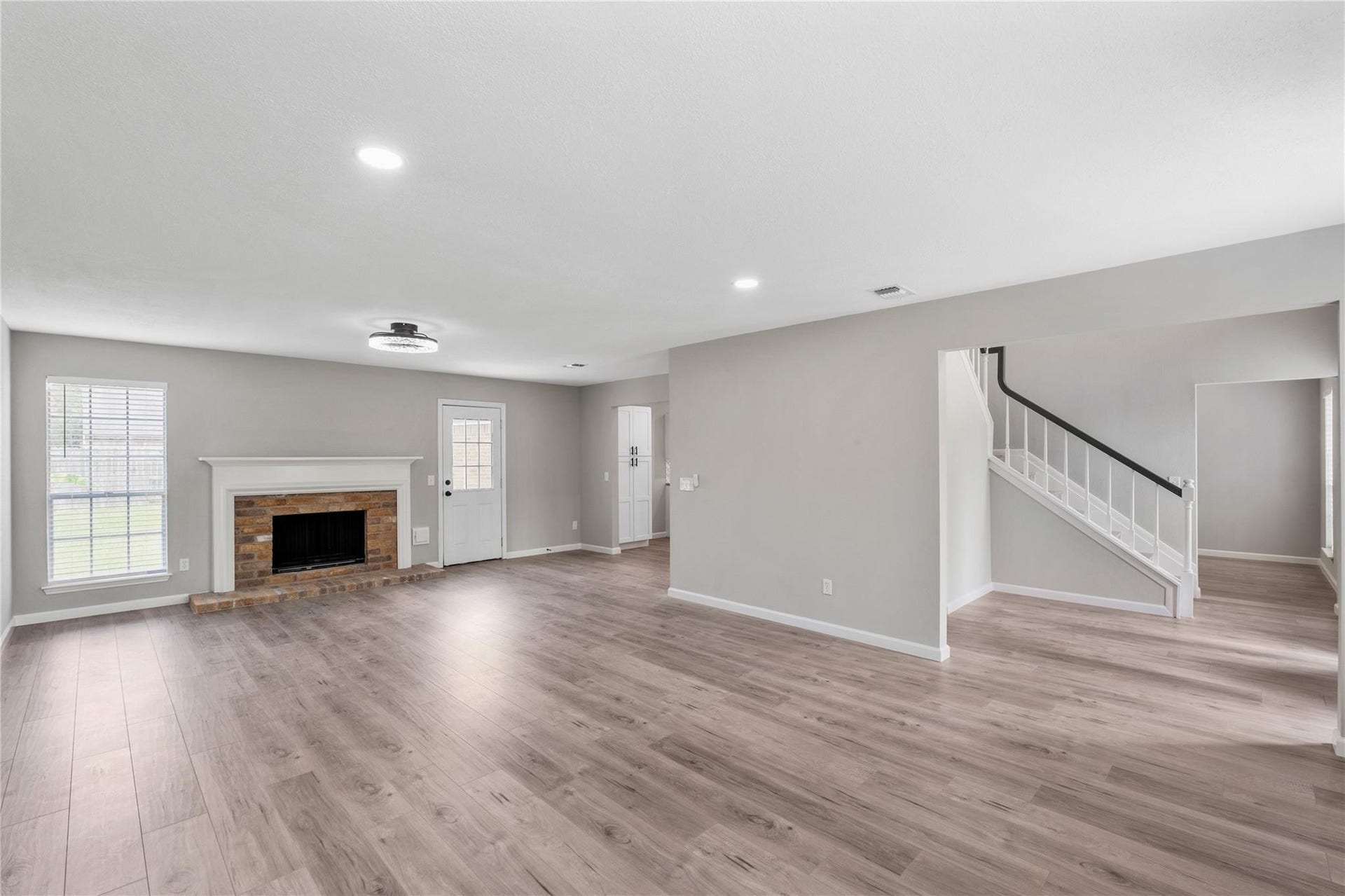 4523 Waterfall Way, Sugar Land, TX 77479 From the moment you step inside, you'll be greeted by the spacious main living area.