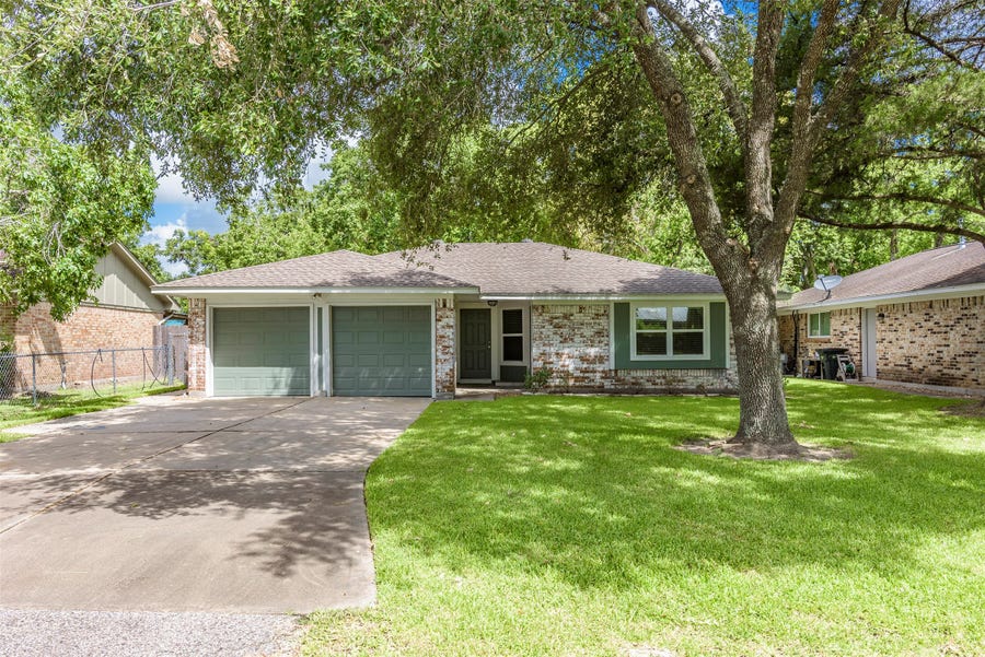 Property photo for 1306 2nd Street, League City, TX